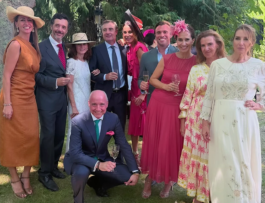 Eva Cebrián con algunos de sus invitados, entre los que se encuentran la arquitecta Marta Marín; María Zozaya, comisaria de la Fundación March; Mar Flores; la publicista Trini Solano; y la relaciones públicas Carmina Baker