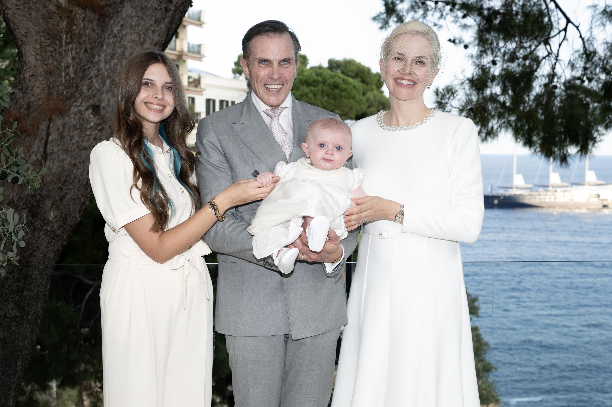 La princesa Isabel de Orleans con su padre, Carlos Felipe, su mujer, Naomi, y su hermana Élisabeth