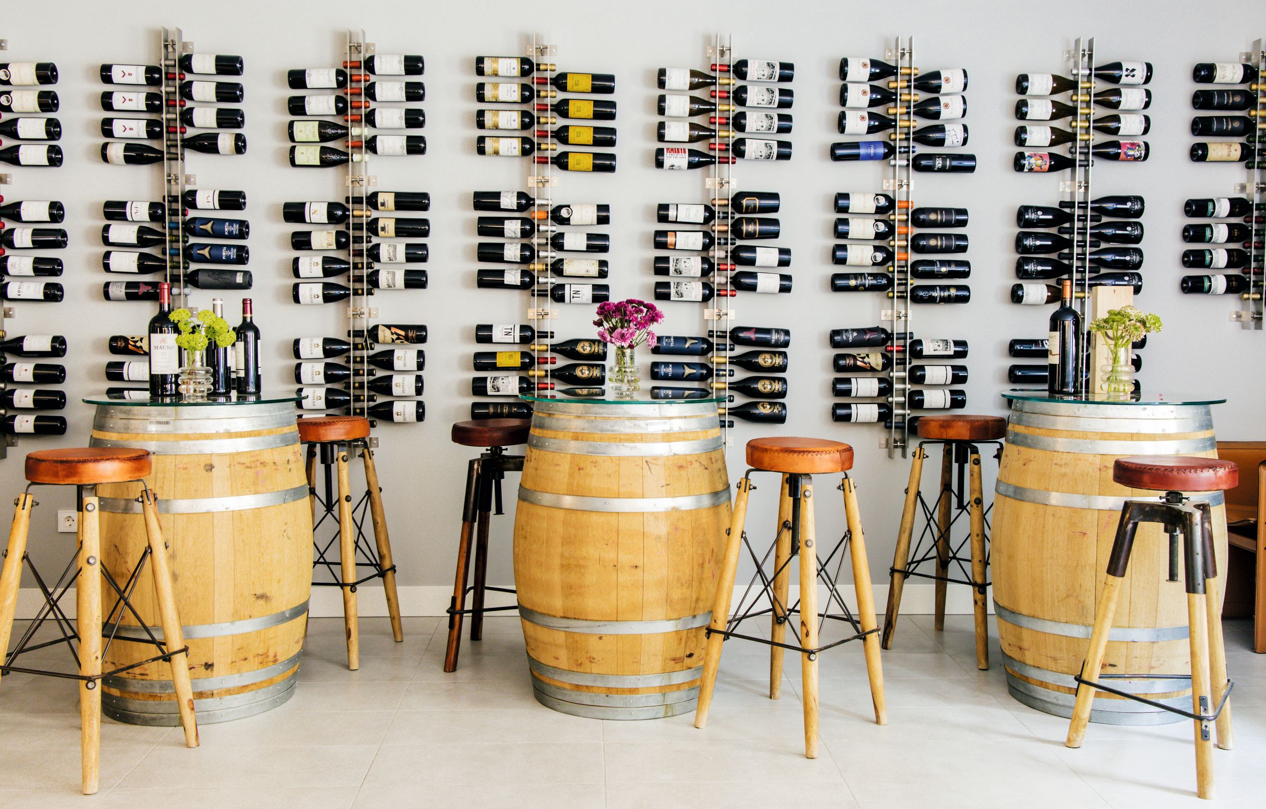 Unas barricas en roble francés de Bodegas Portia y botelleros en acero inoxidable con diseño de Norman Foster