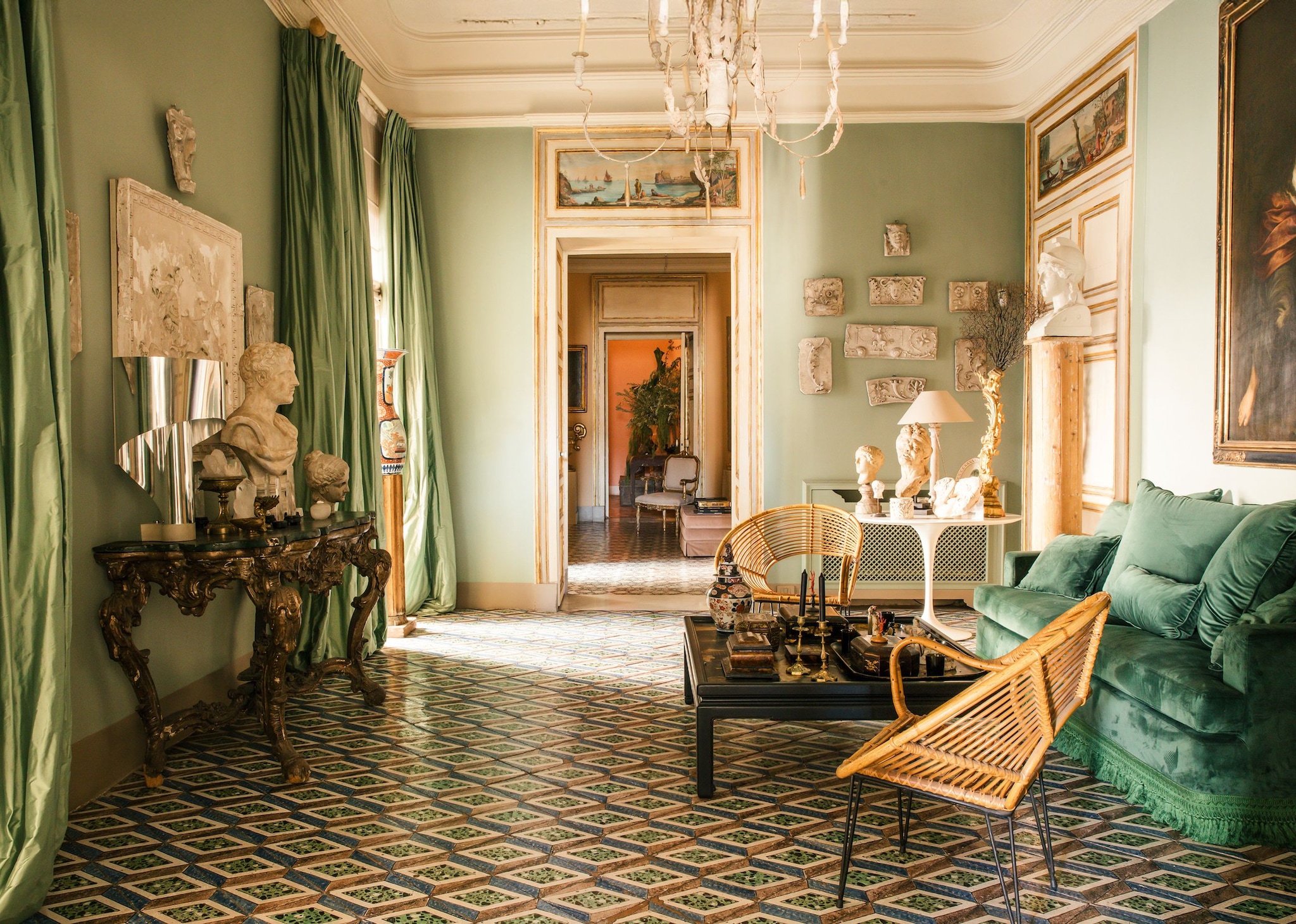 La "gypsoteca" (salón en el que exhiben modelos de yeso griegos) con suelo de maya del siglo XVIII, pareja de sillones vintage de Tito Agnoli y lámpara Spinnaker de Corsini y Wiskemann