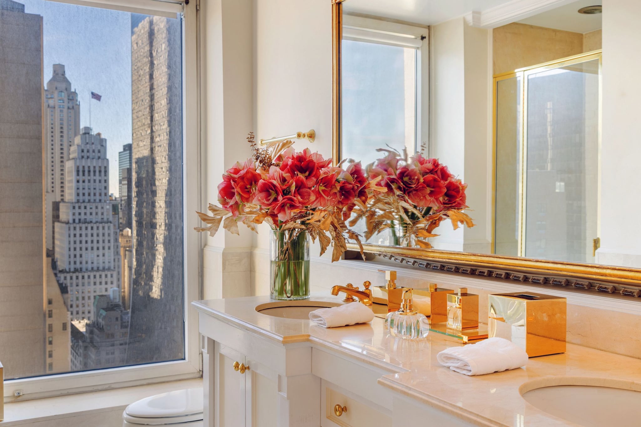 MÁGICA NAVIDAD CON LA DISEÑADORA DE LAS ESTRELLAS CELIA KRITHARIOTI EN SU IMPRESIONANTE CASA DE NUEVA YORK, CON VISTAS A CENTRAL PARK