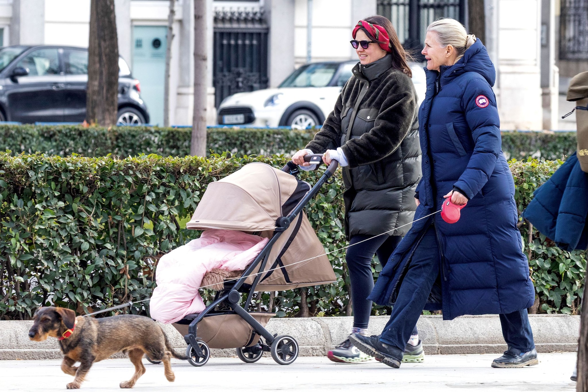 Isabelle Junot, paseando a su hija con su madre