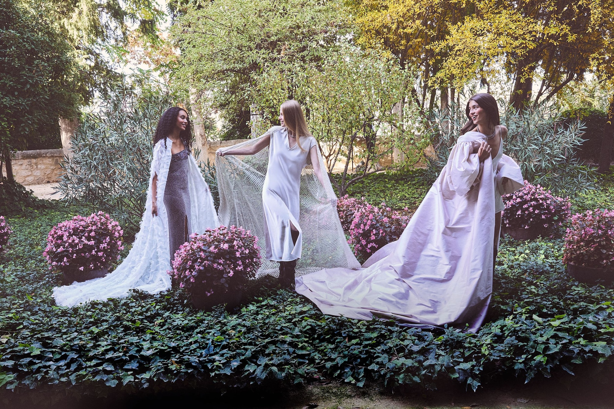 A la izquierda, la modelo, con total look, de Giorgio Armani. En el centro, vestido, de Calvin Klein; capa, de Marta Martí; botas, de Tod’s, y joyas, de Suarez.  A la derecha, vestido, de Max Mara;  capa, de Ze García; botas, de Aquazzura, y joyas, de Suarez. 