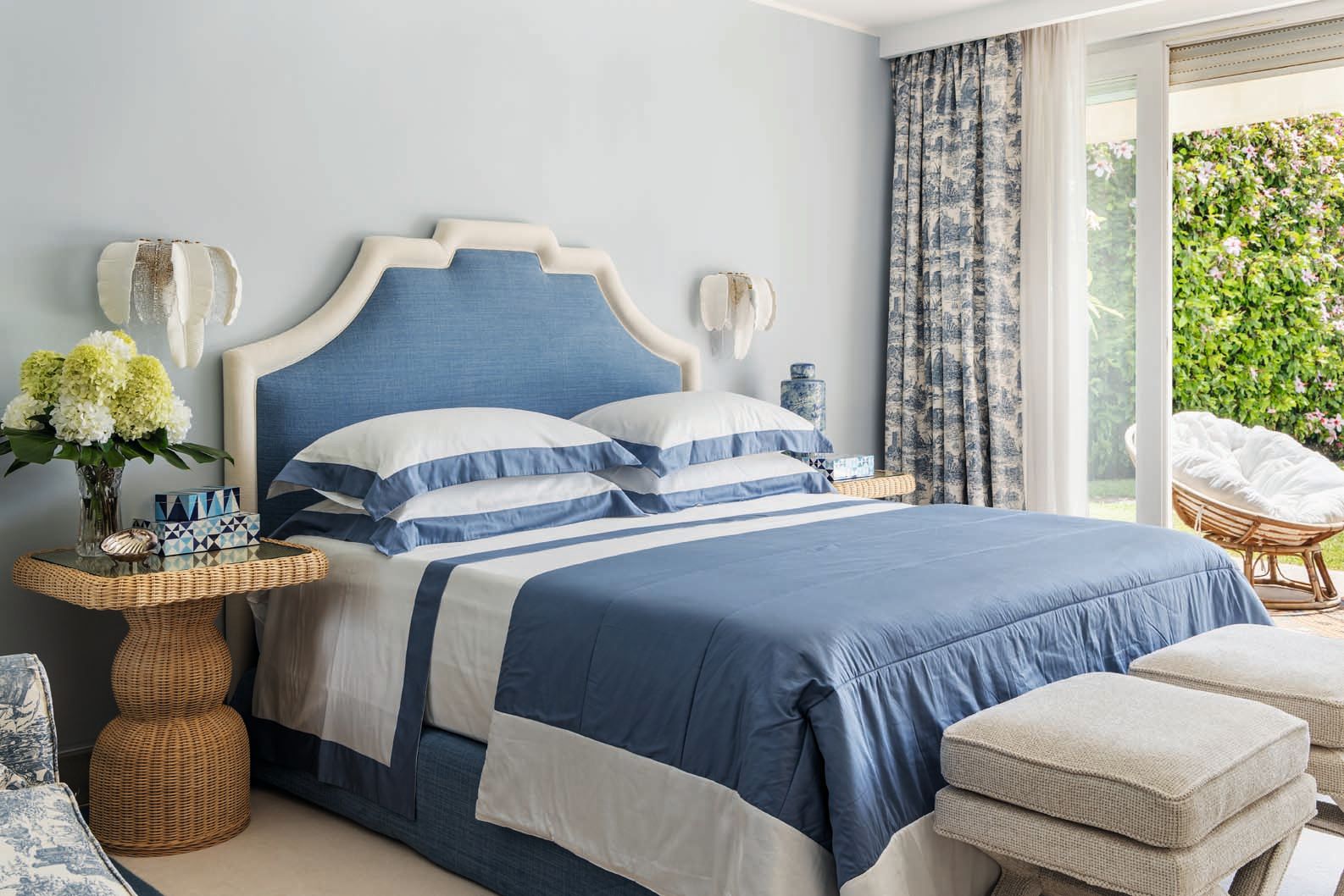 Su habitación, donde las dos lámparas de pared, bonitas y divertidas, están hechas con cristal de Murano