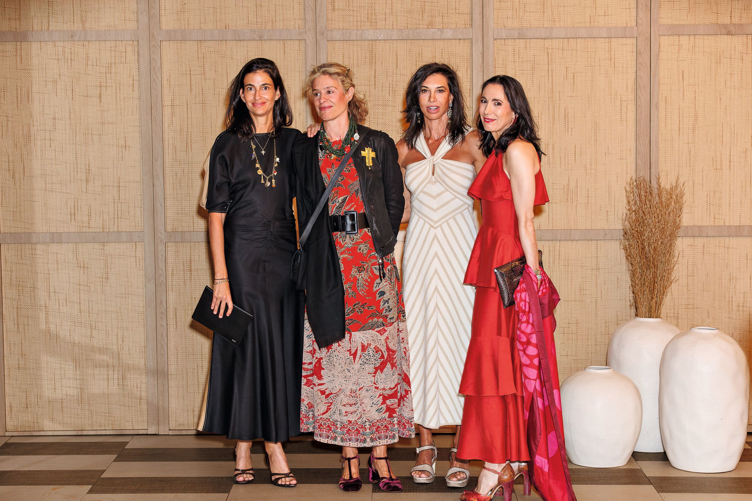 Mercedes Domecq con Sonia Pastega, hija de Sisita Milans del Bosch —la recordada musa de Umbral—, y la galerista Gaella de la Serna