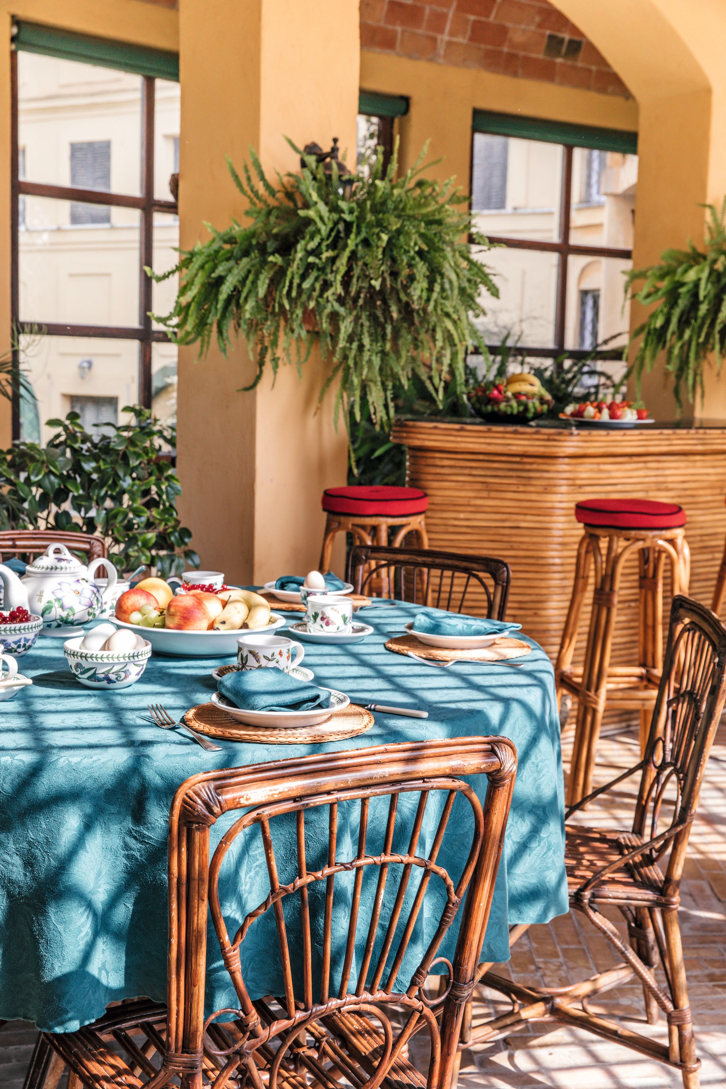 Detalles de la mesa colocada en elpórtico de verano de la casa deMaria Sole Torlonia