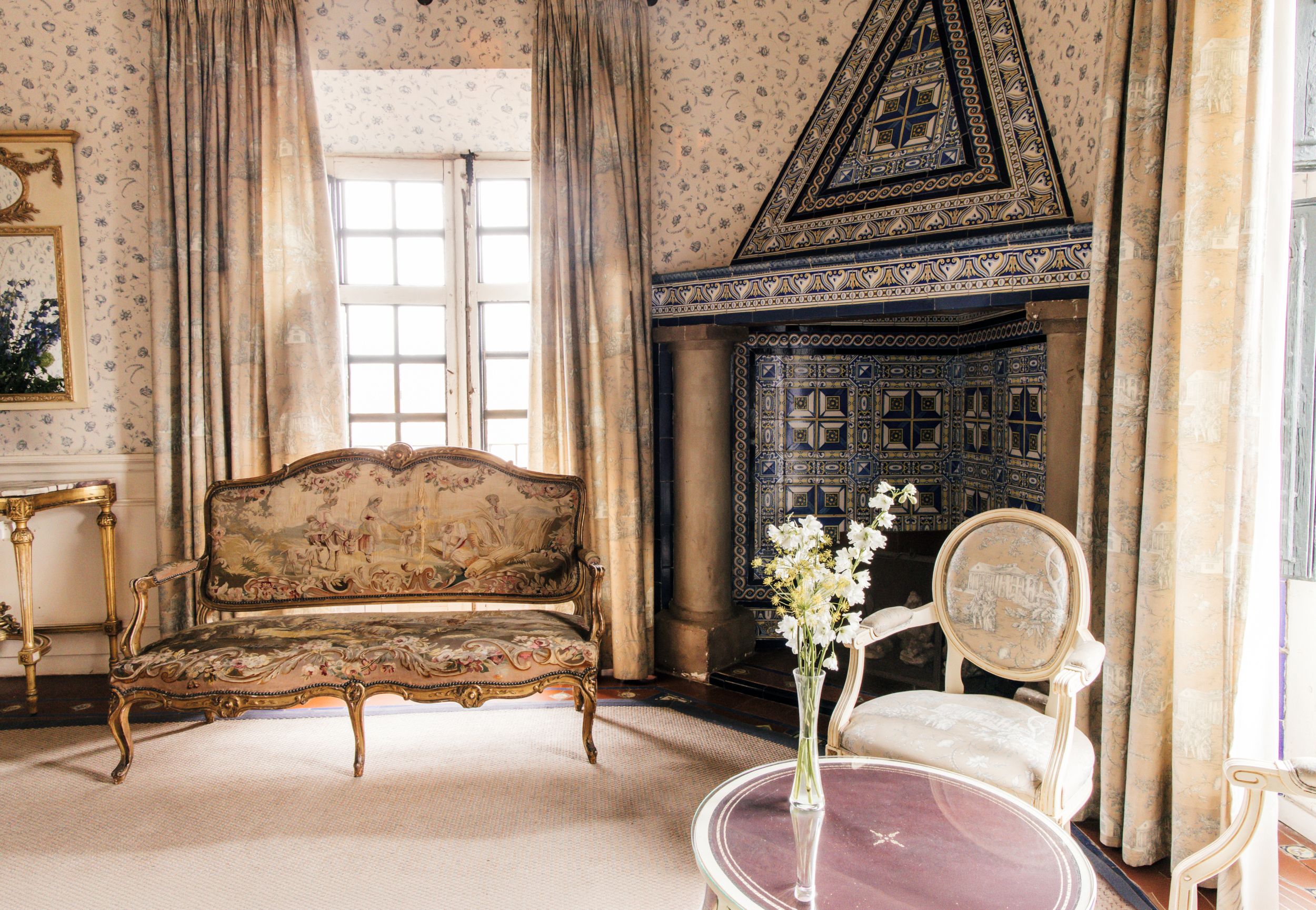 Uno de los dormitorios principales del Palacio de Aldovea, con chimenea en tonos azules 