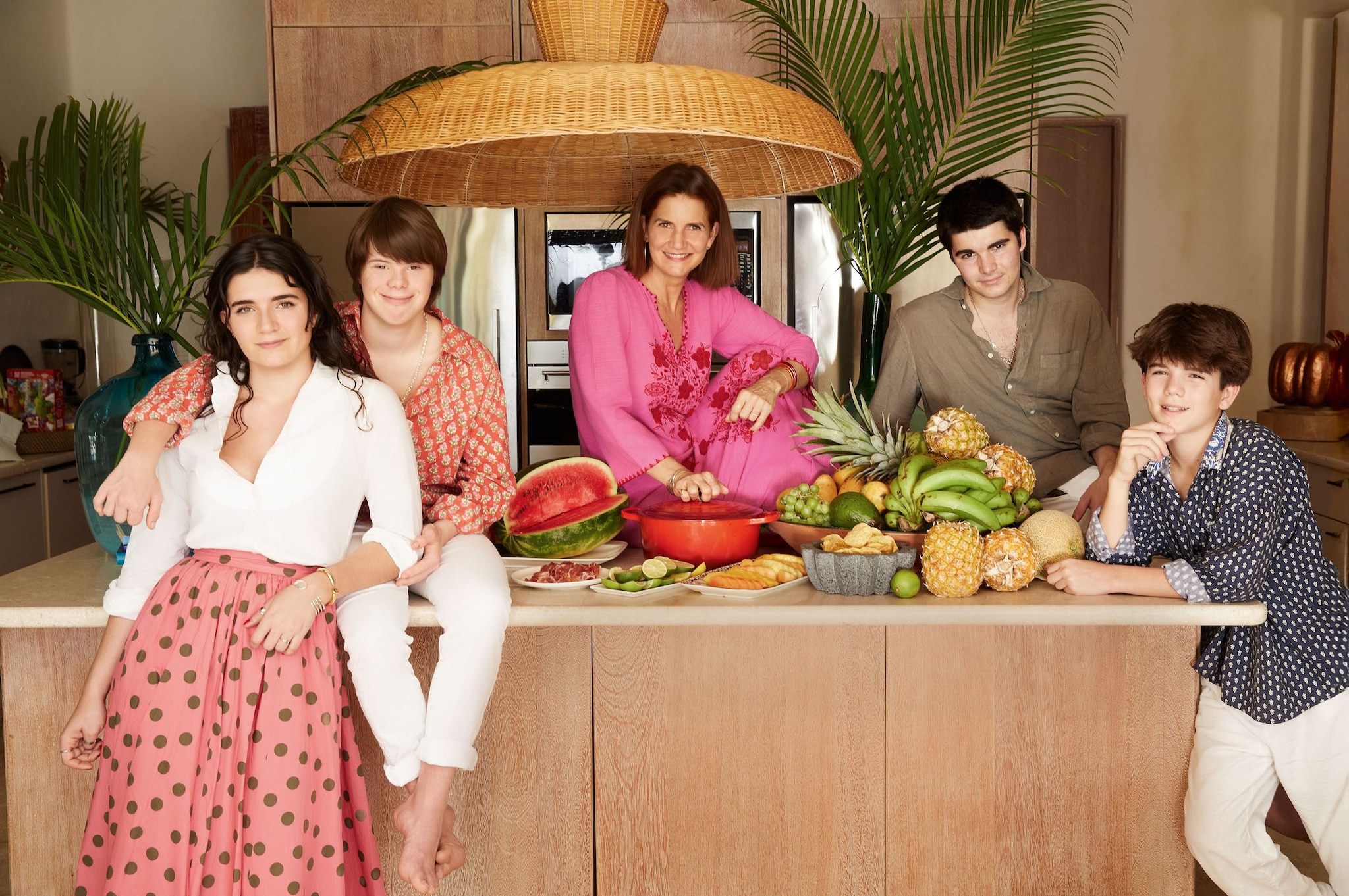 Samantha Vallejo-Nágera posando con sus 4 hijos en la cocina