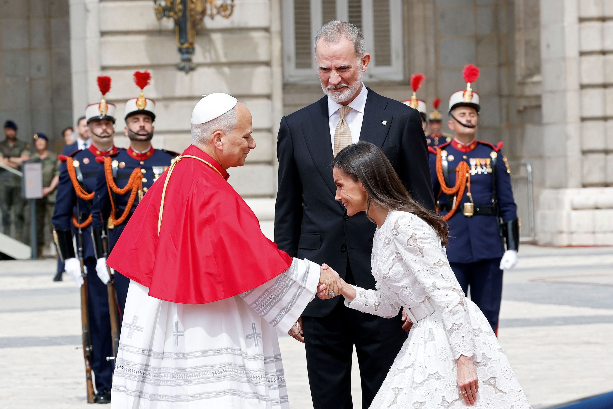 La reina Letizia haciendo la reverencia ante el Papa