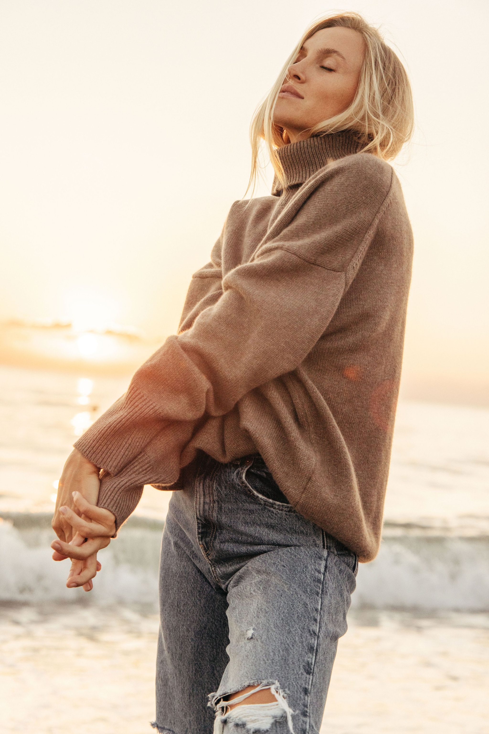 Una mujer en la playa en invierno