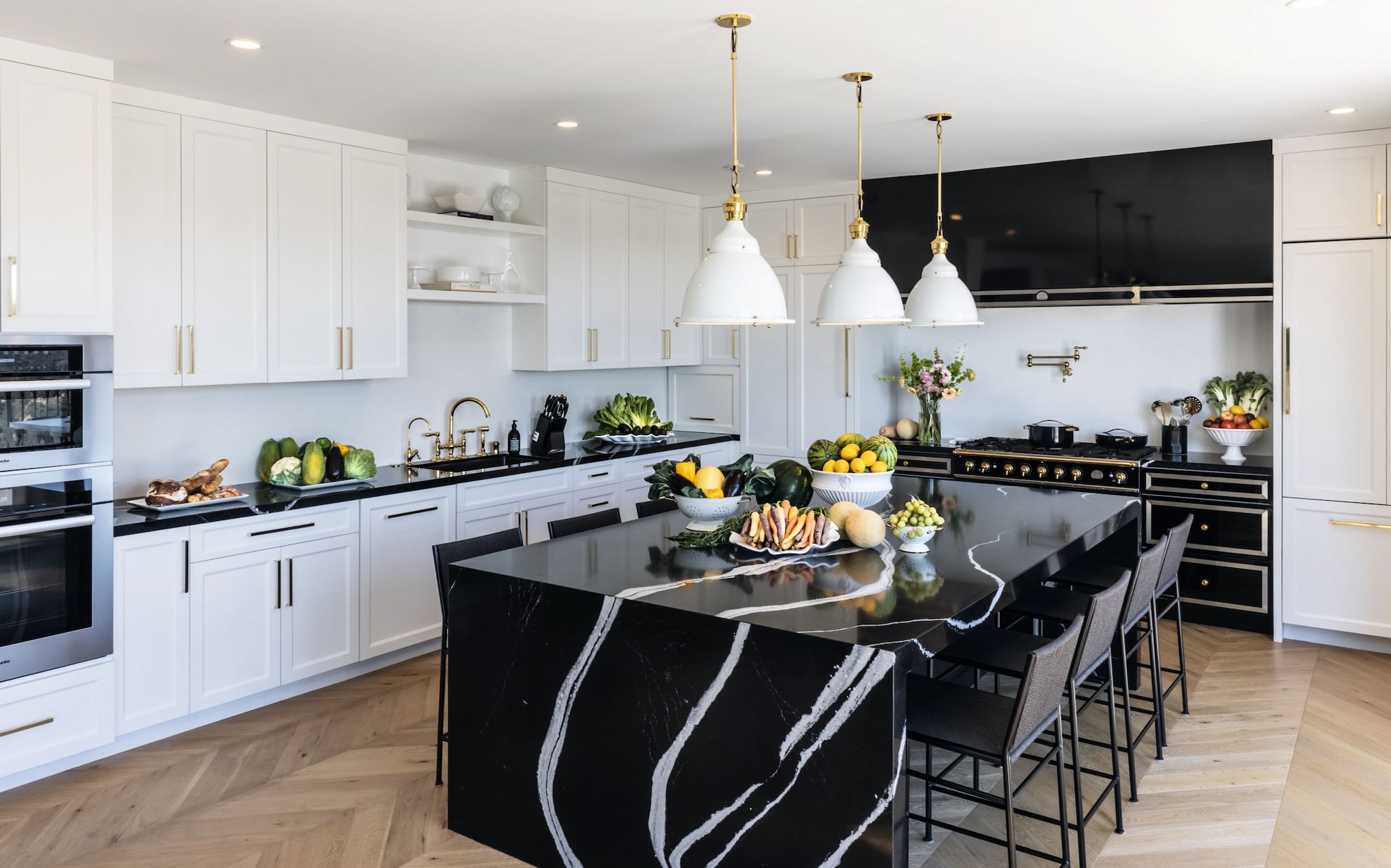 LA ARTISTA Y DISEÑADORA ELICIA CASTALDI Y SU MARIDO, DAVID KOKAKIS, NOS INVITAN A SU FABULOSA CASA EN BLANCO Y NEGRO EN LAS COLINAS DE BEL-AIR