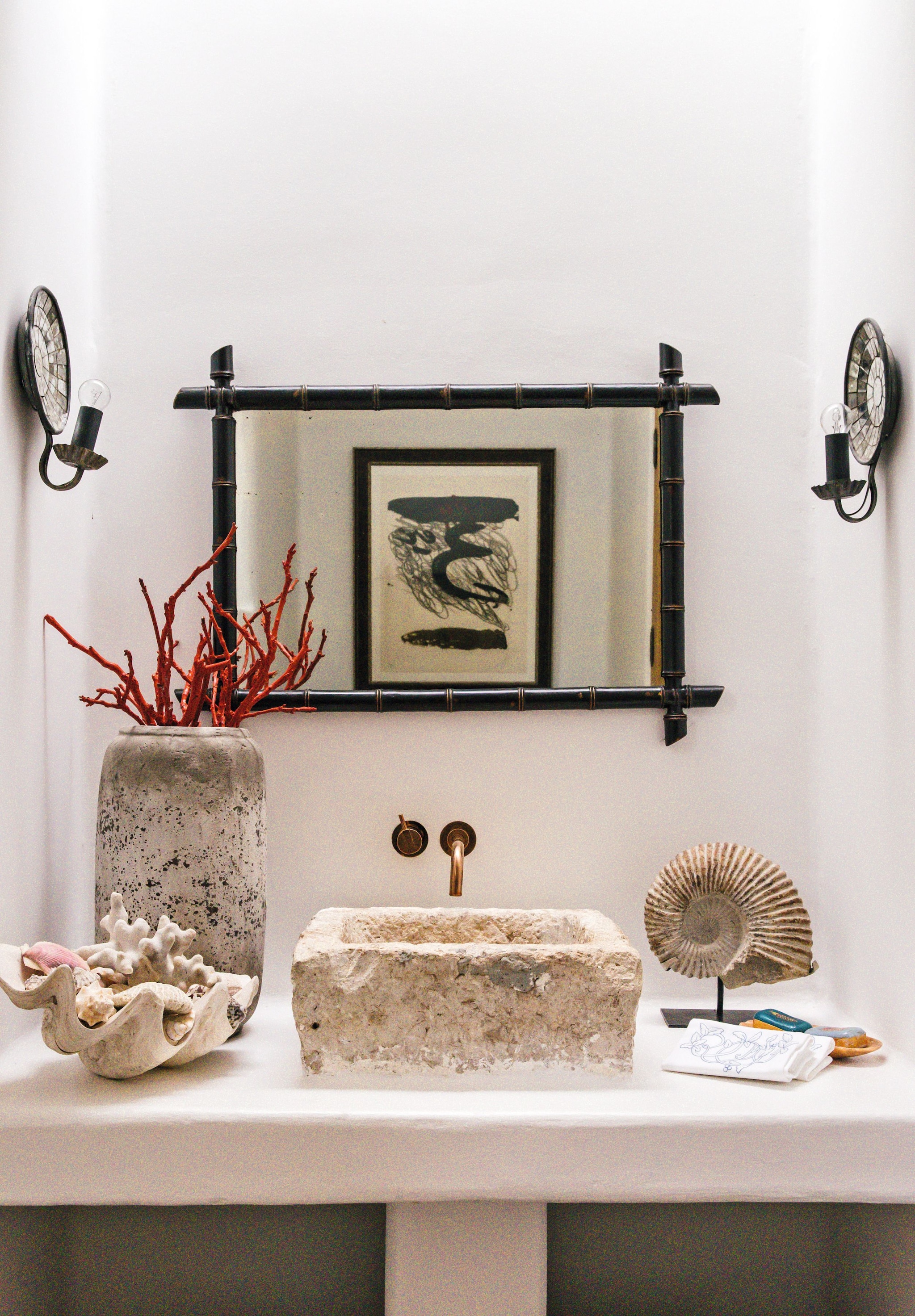 EMMA ROIG  NOS RECIBE EN SU REFUGIO DE IBIZA, UNA IMPRESIONANTE VILLA EN EL CORAZÓN DE LA ISLA