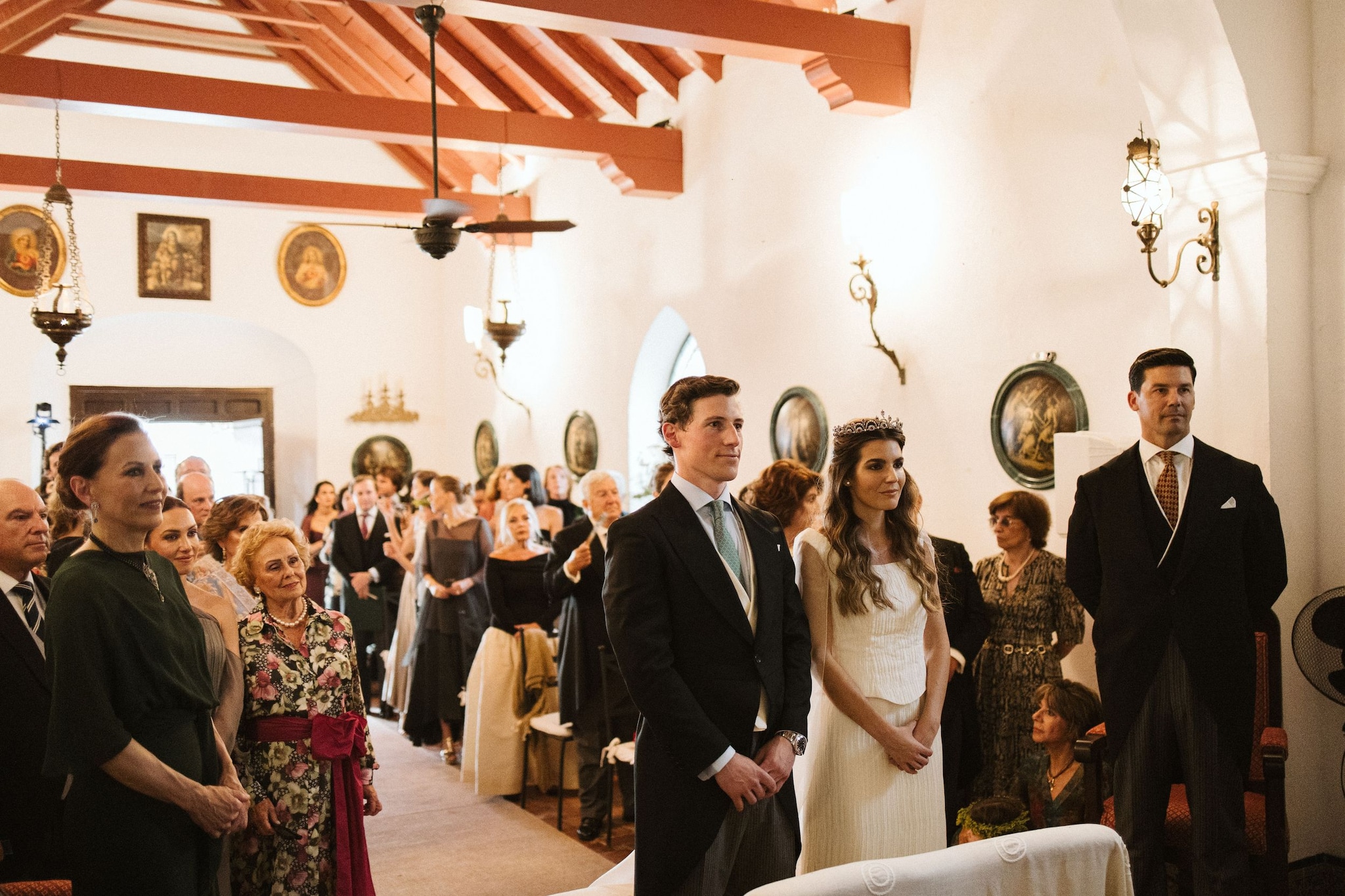 Nacho y Maru, junto al hermano de Maru y la madre y la abuela del novio, María Victoria Abelló