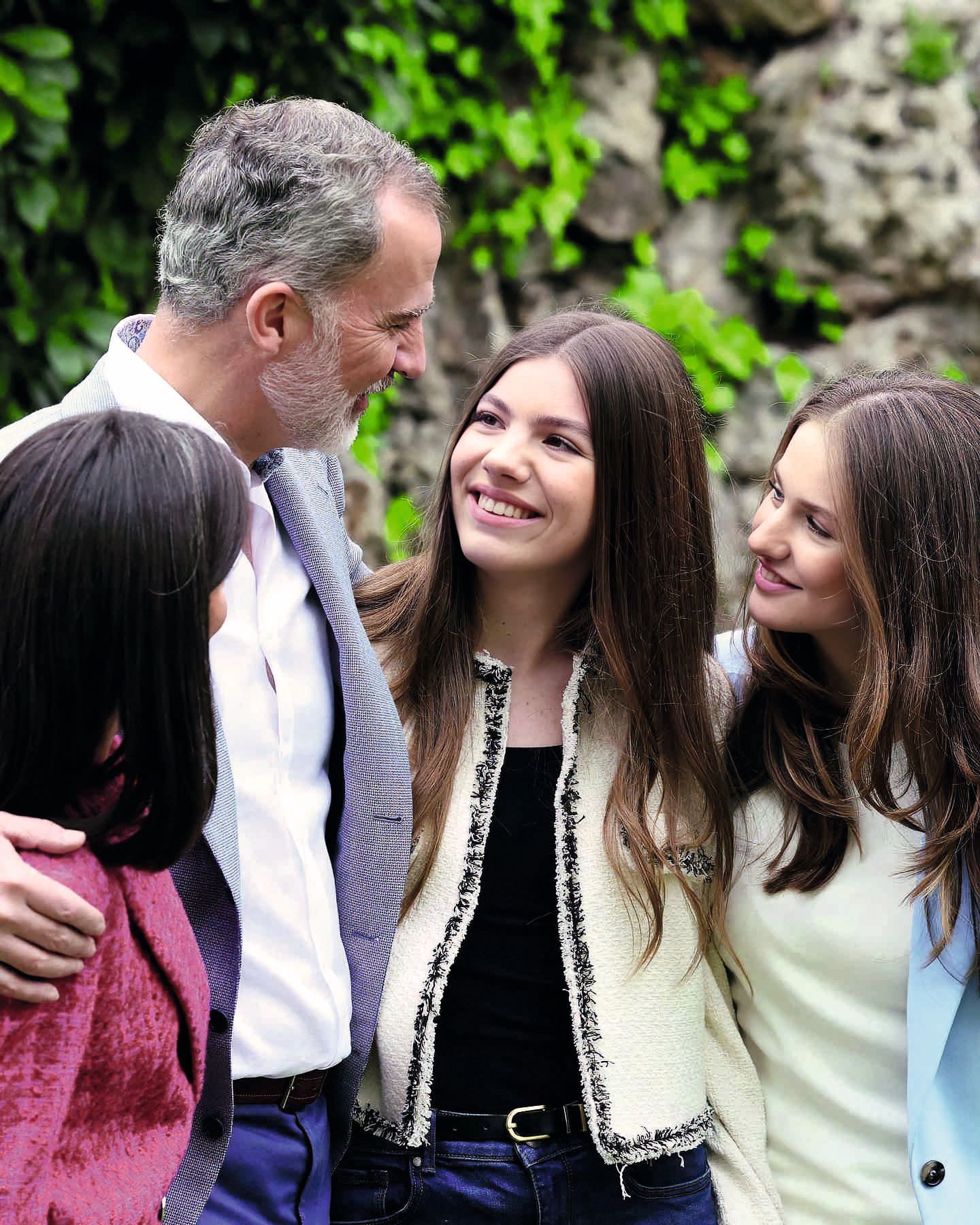 La infanta con los Reyes y su hermana, y un abrazo que lo dice todo