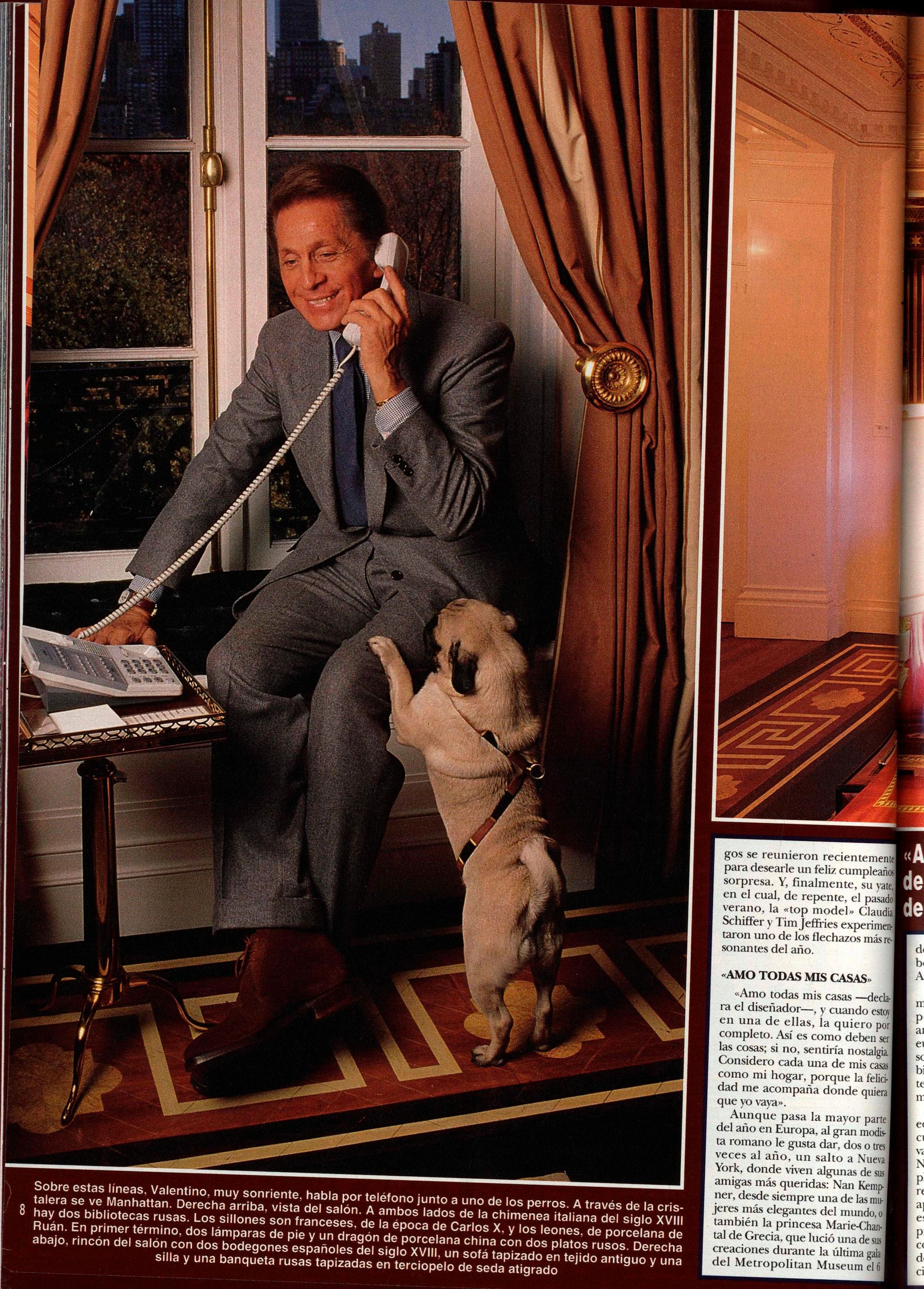 Valentino, hablando por teléfono en su ático de Nueva York