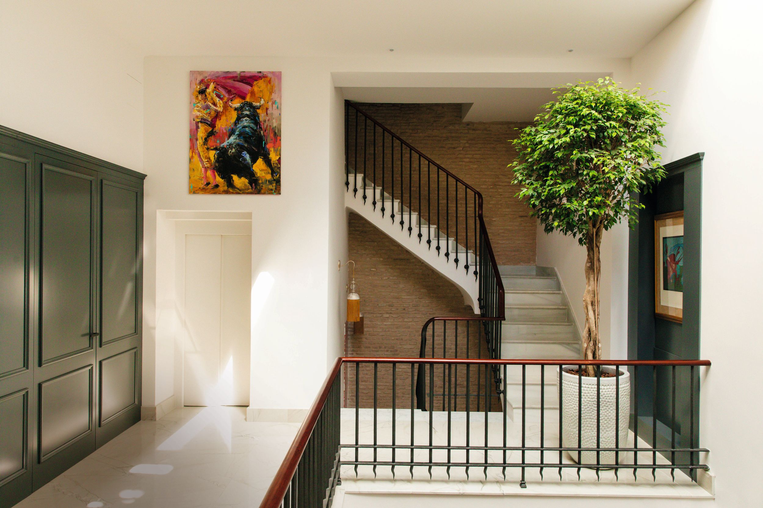 Reformada con mimo por el estudio de arquitectura Sursuroeste y decorada al detalle por Marta Cabrera, propietaria de "Gitano Design", la casa conserva elementos originales, como la escalera de mármol. "Pudimos añadir un ascensor a la perfección, casi como si la vivienda se hubiera construido para ello", cuenta Yolanda