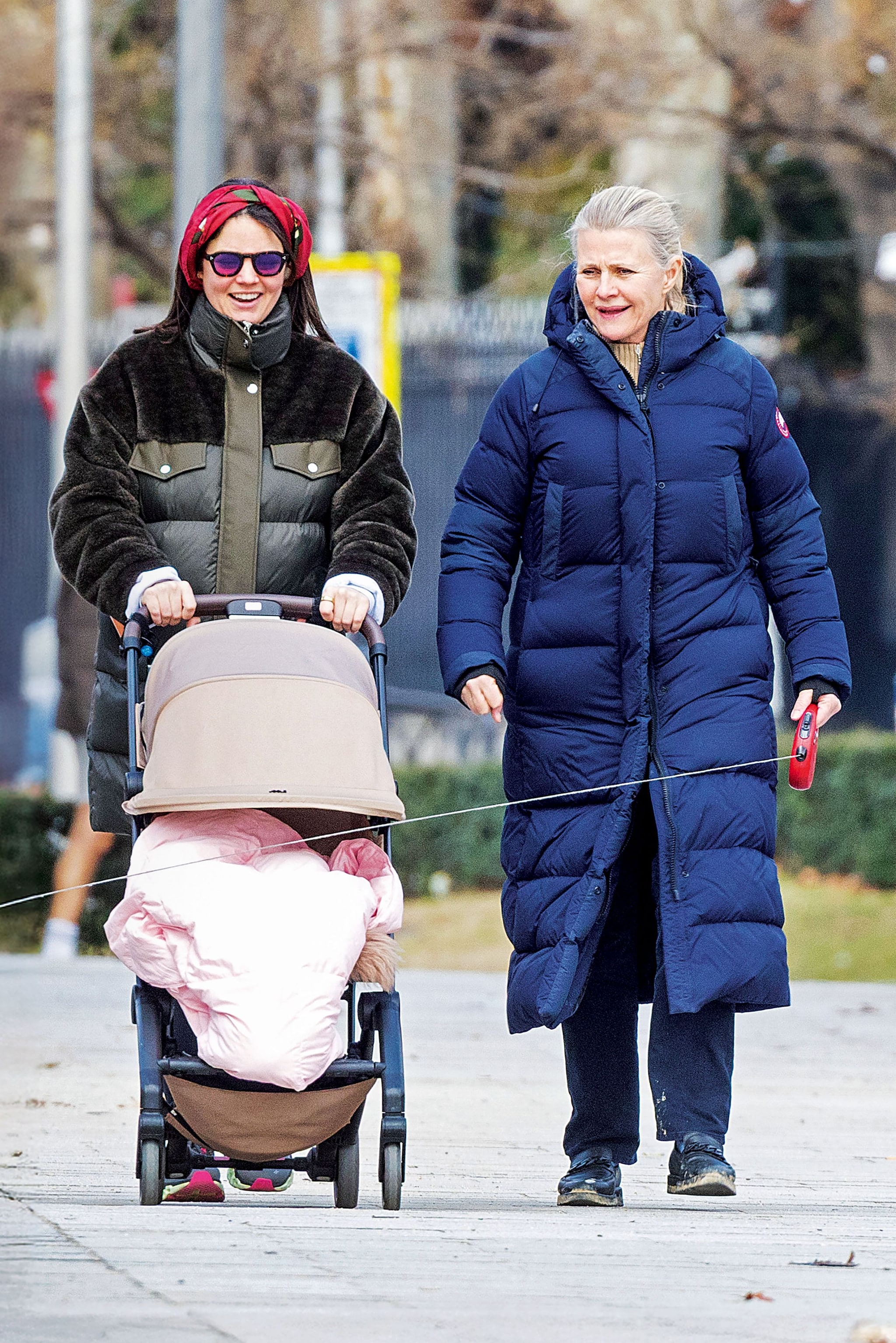 Isabelle Junot con su madre Nina Wendelboe-Larsen paseando por Madrid