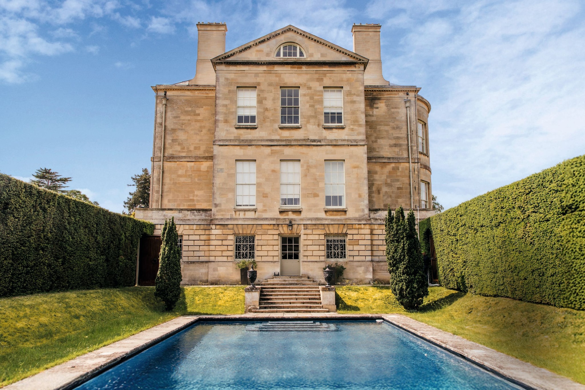 Una vista hacia la piscina
