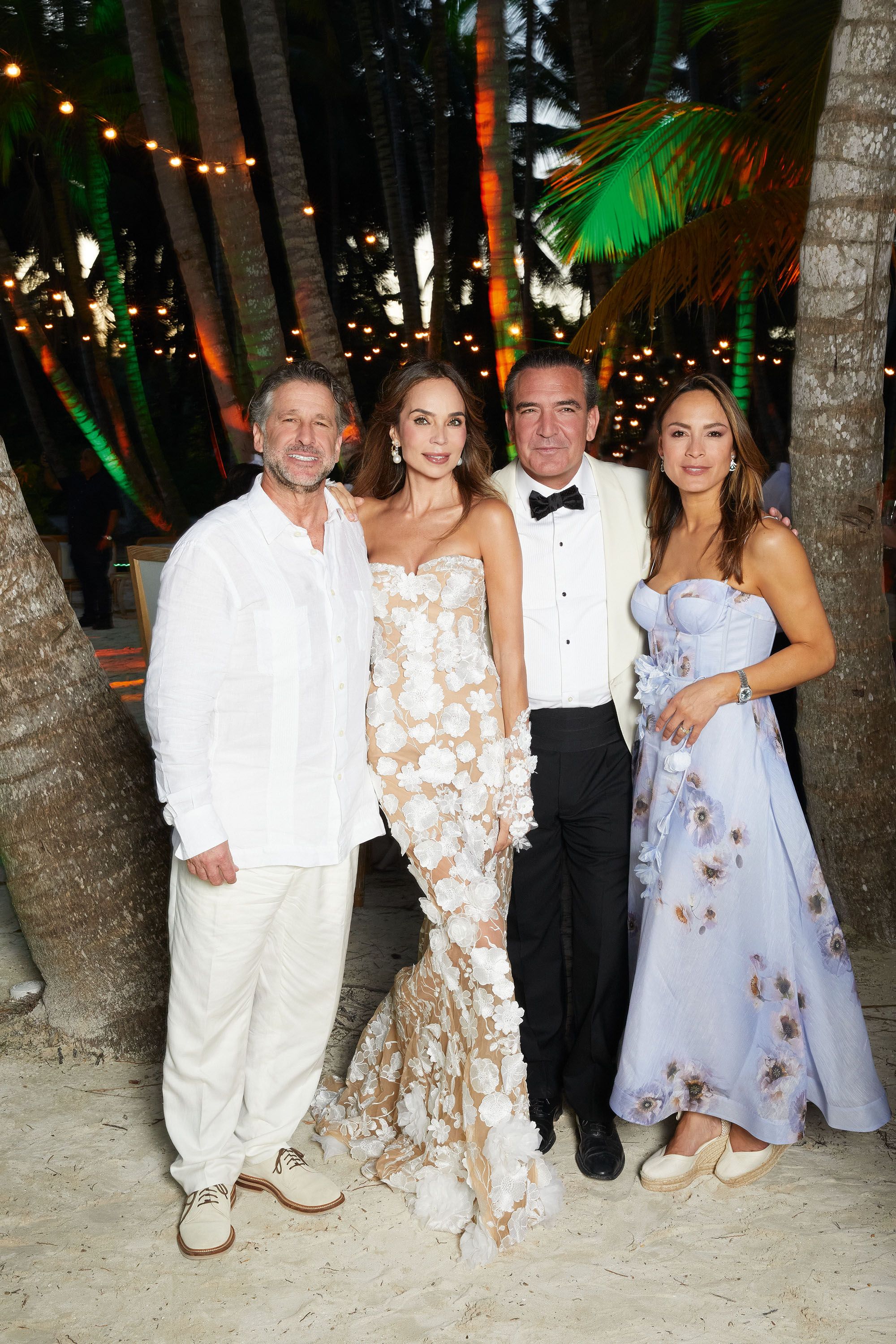 Los novios, junto a los empresarios de ascendencia vasca Jorge Unanue y Fernanda Unanue (también con vestido floral), del grupo de alimentación Goya.