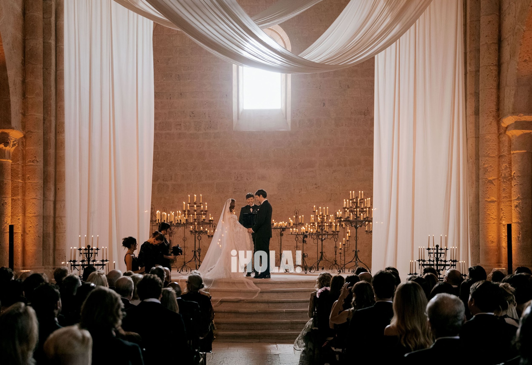 Stella y Alex pronunciaron, muy emocionados, sus votos matrimoniales durante la ceremonia civil, que fue oficiada por Blake Lee