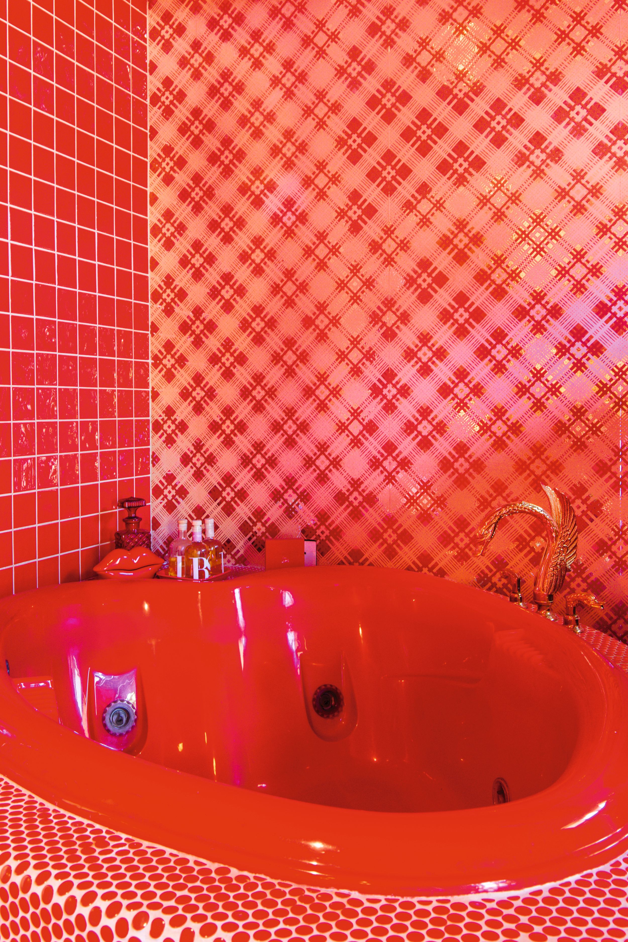 JAMIE NELSON NOS RECIBE EN SU CASA ROSA DE LOS ÁNGELES, UN TEMPLO DEL ESTILO RETRO, FANTASÍA Y “GLAMOUR” HOLLYWOODiense