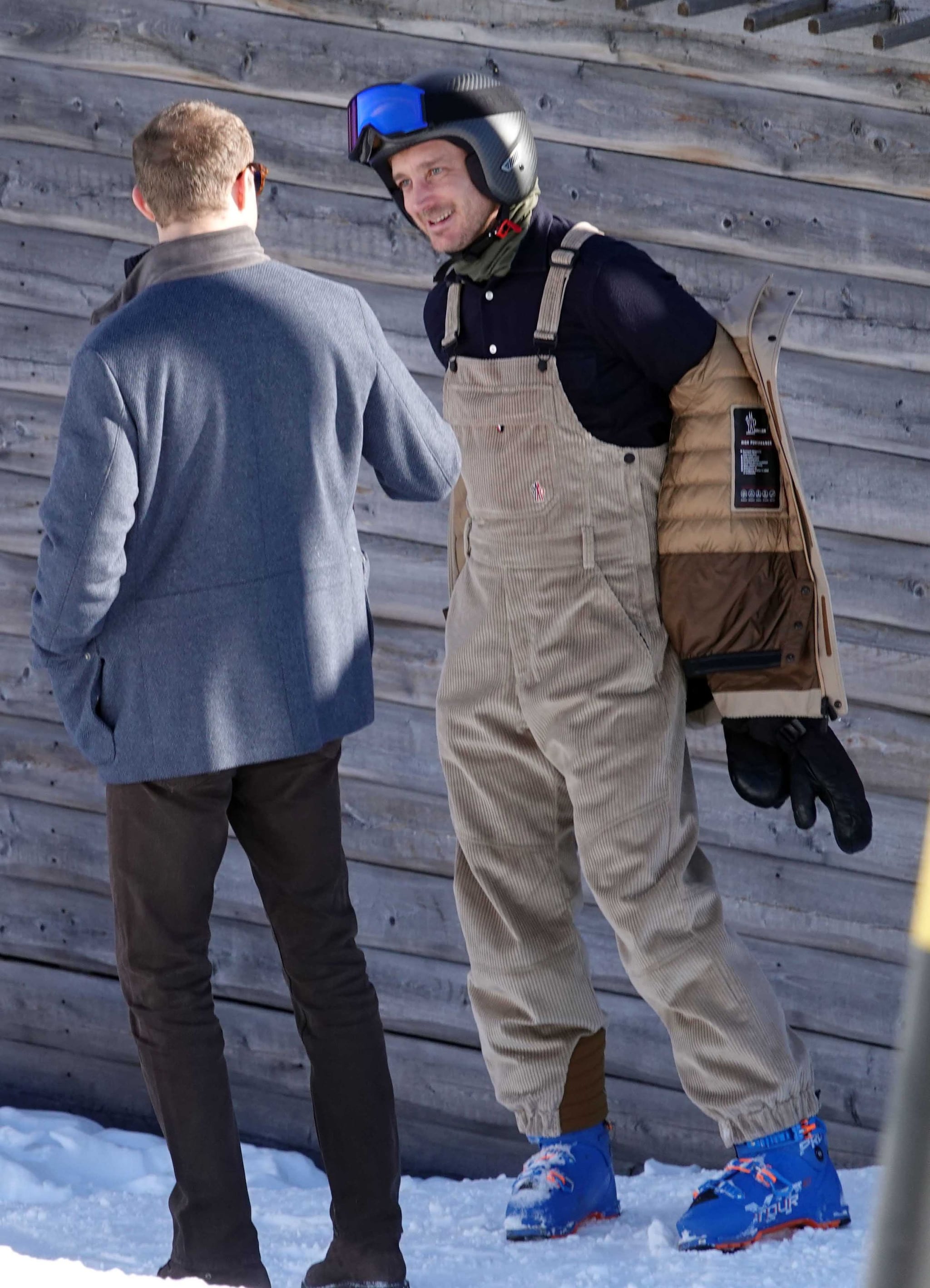 Para Pierre Casiraghi, los complememtos mejor en azul.
