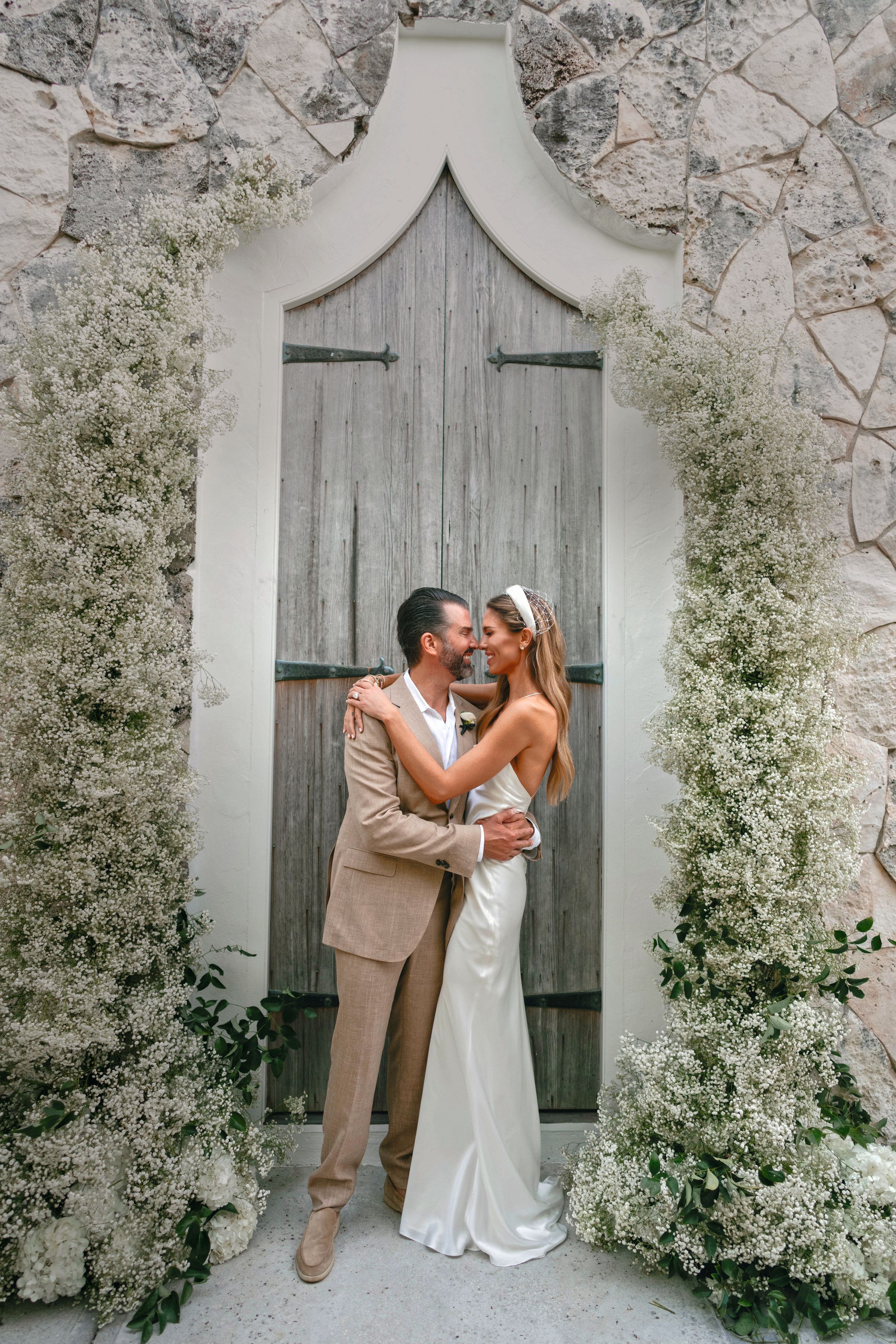 Donald y Bettina tras darse el "sí, quiero", el pasado 22 de mayo, en Little Pipe Cay