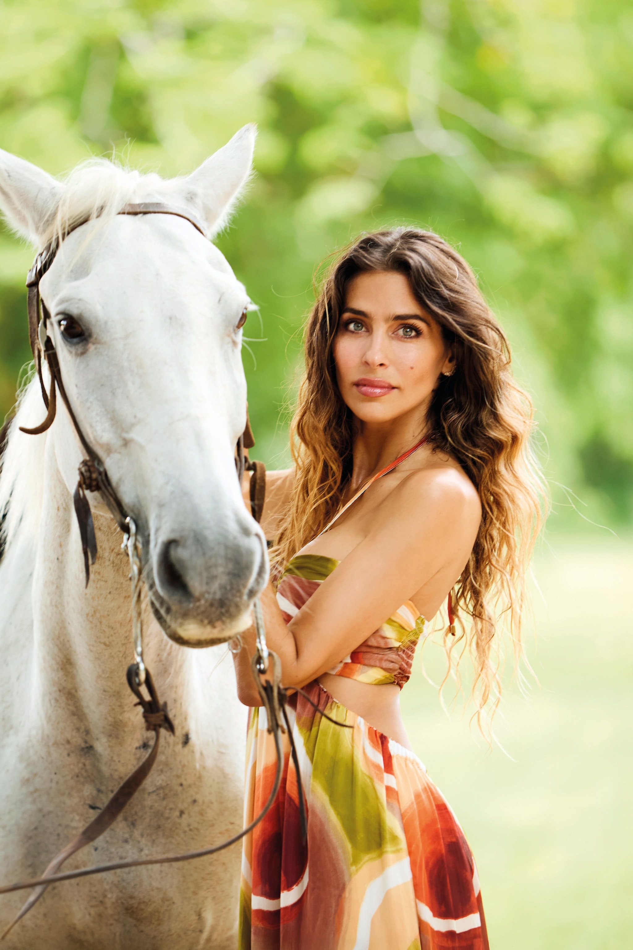 Ariadna Romero, posando con un caballo