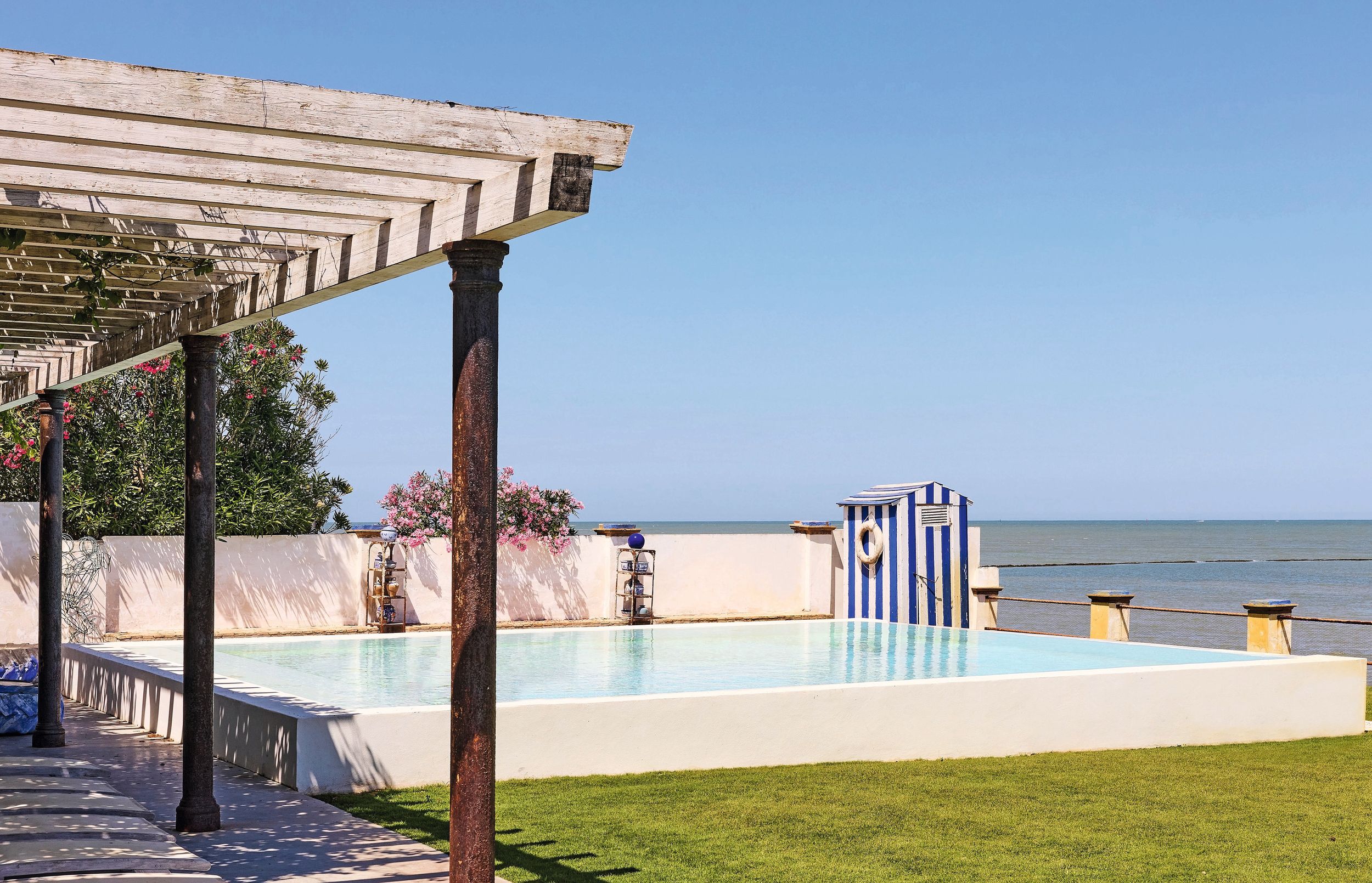 AZUL INFINITO
La piscina, que se asoma al Océano Atlántico, conserva la forma de las antiguas albercas tradicionales