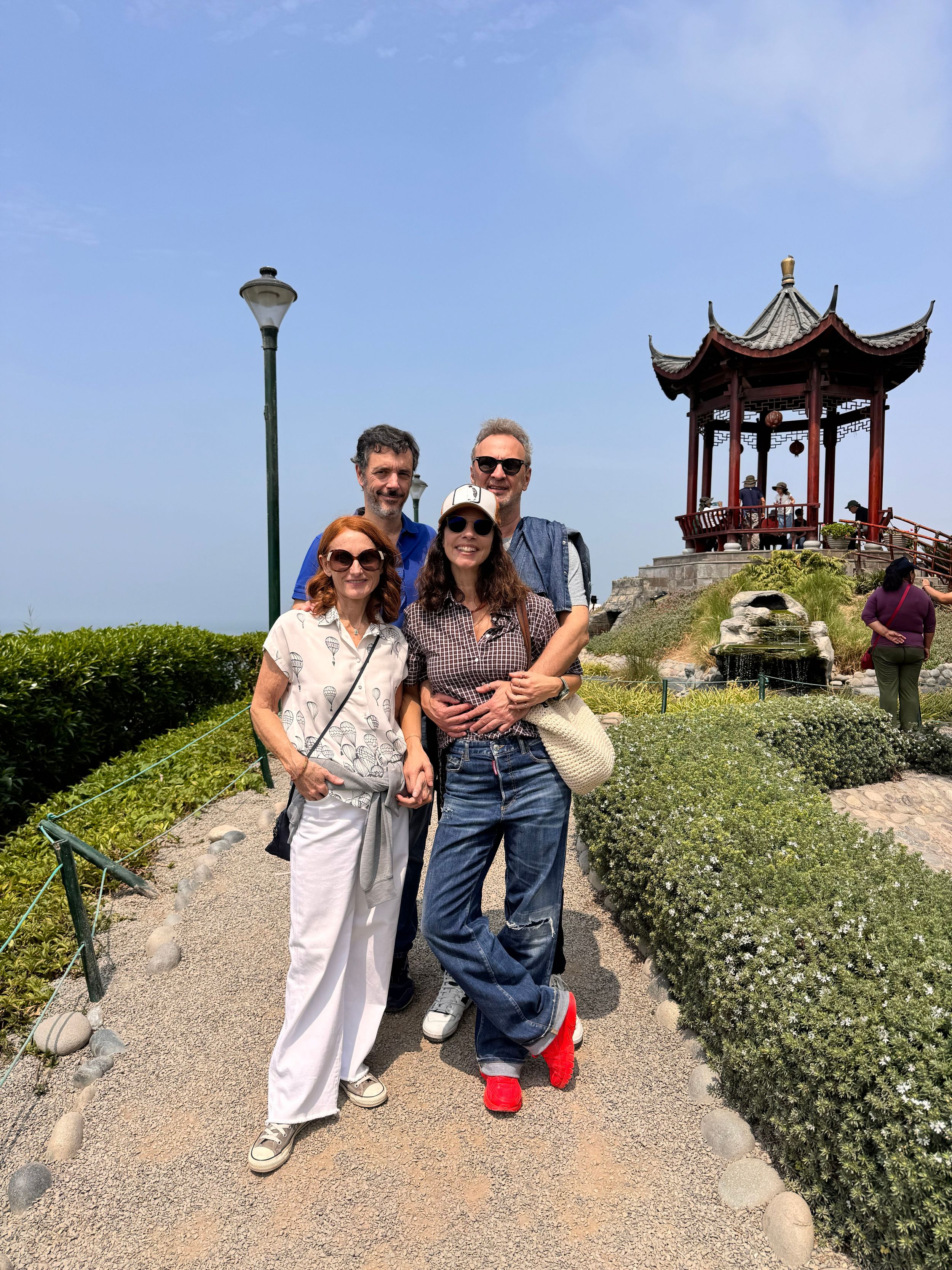 Maribel Verdú en Perú junto a sus compañeros de viaje: su marido, Pedro Larrañaga, y unos amigos.