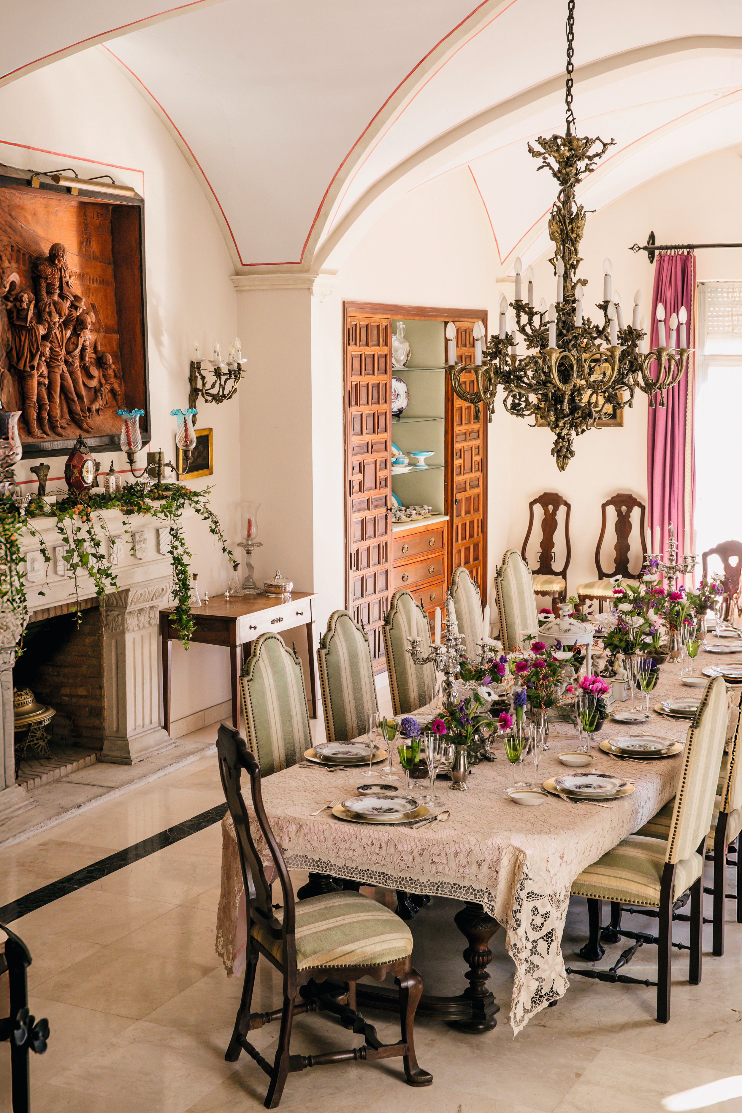 El comedor, con mesa con vajilla de Limoges, lámpara de bronce del siglo XIX con ramas de encinas becadas y trompetas de casa francesa. Sobre la chimenea, alto relieve del escultor J. Lemus