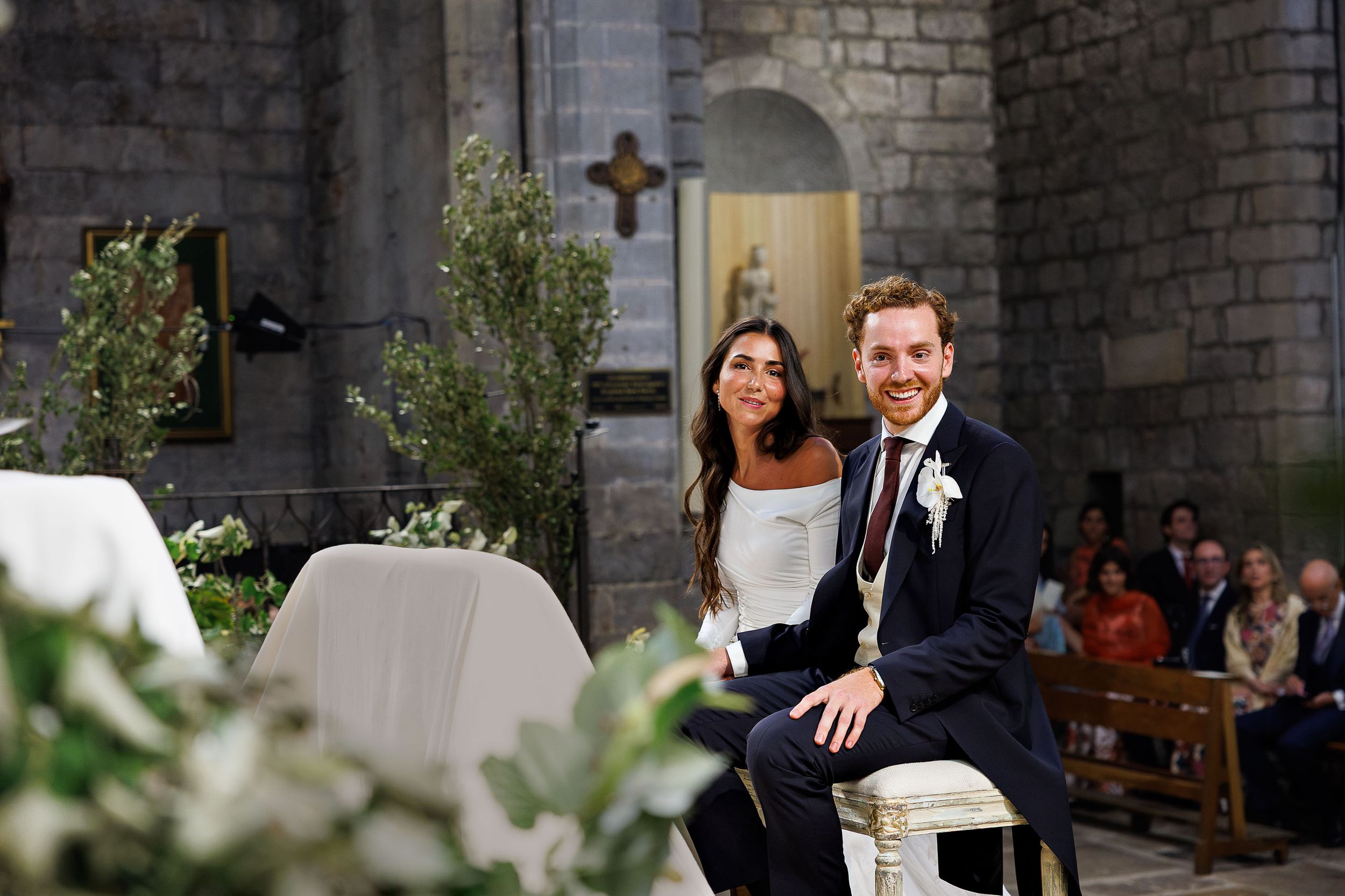 Natalia y Guillermo posan ante el altar de la iglesia de Sant Genís.