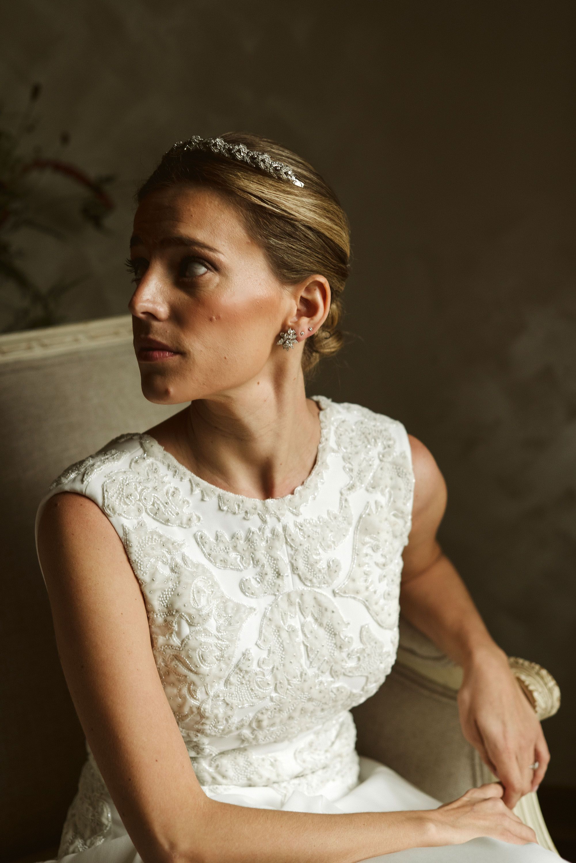 Victoria Federica, la invitada mejor vestida en una espectacular boda en Toledo con su abrigo de terciopelo marrón chocolate