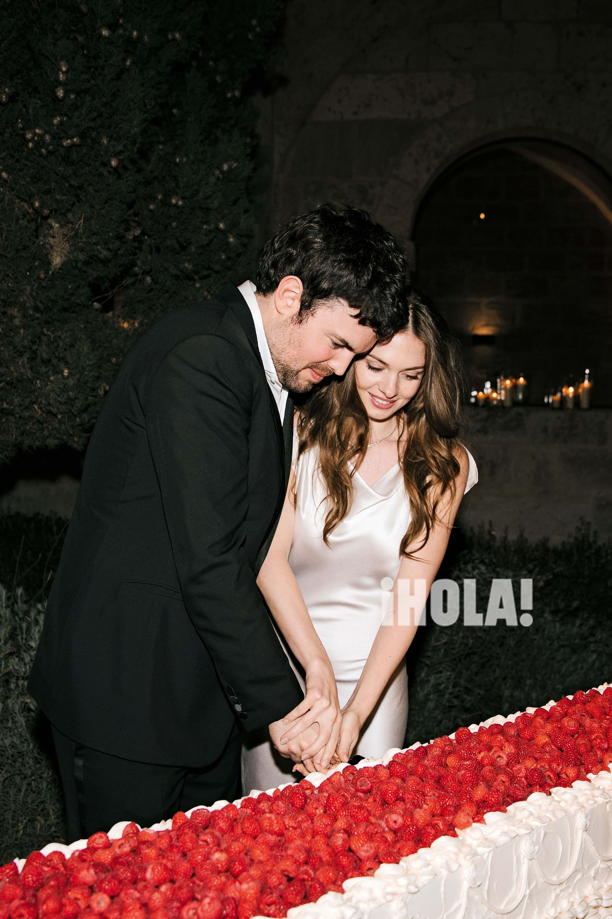 Los novios, cortando su tarta.