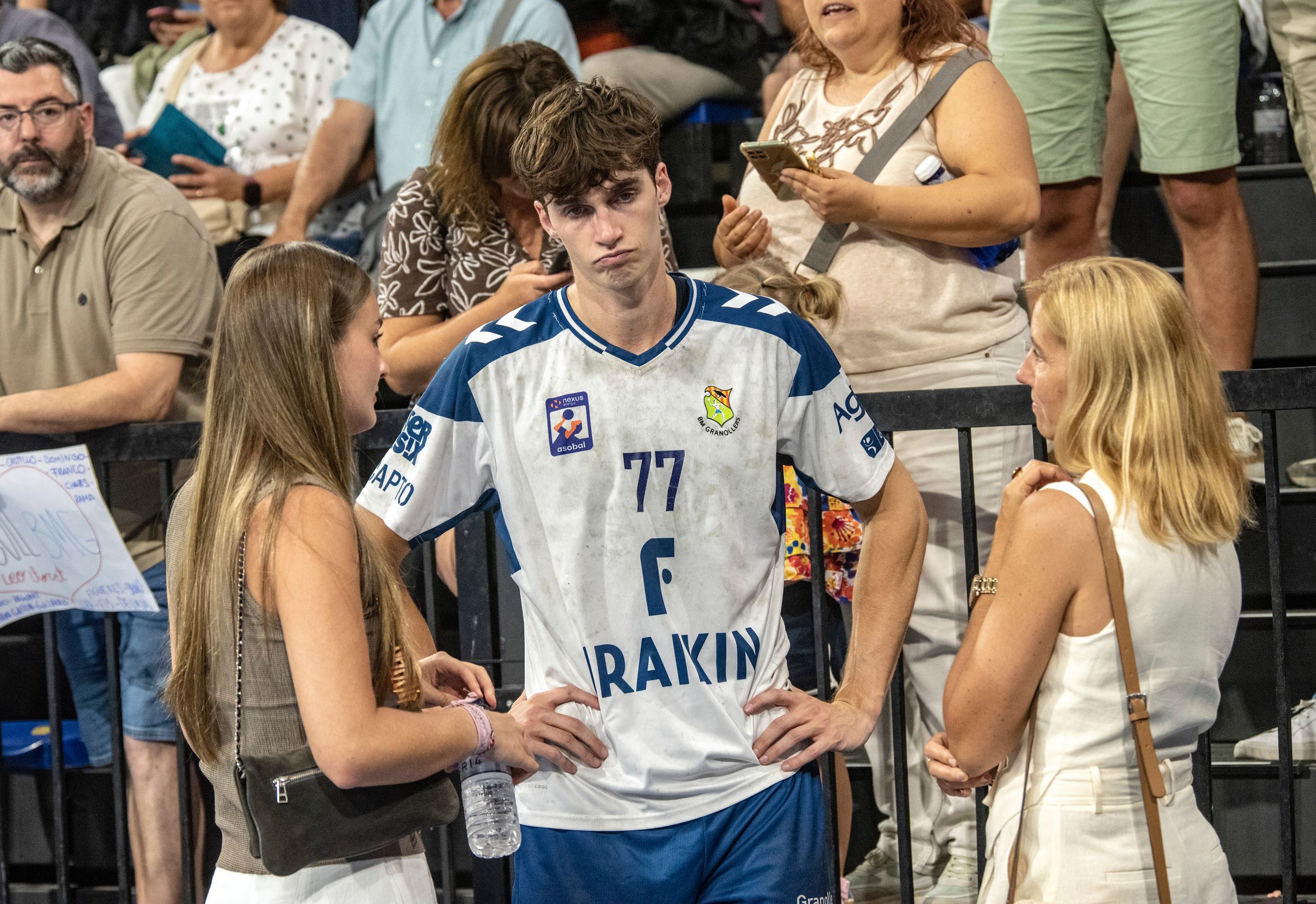 Pablo comentandoe l partido junto a Johanna y Ainhoa Armentia