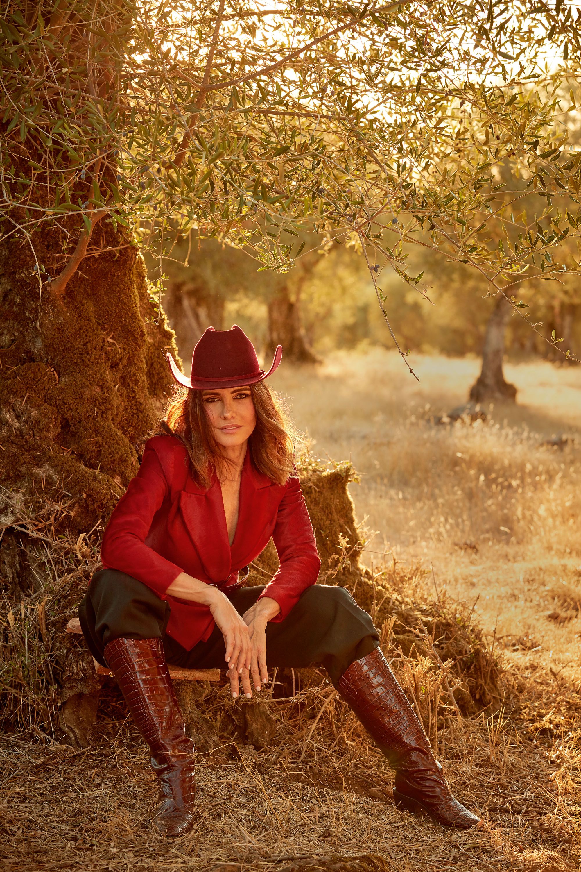 Adriana Abascal posando en un campo de olivos