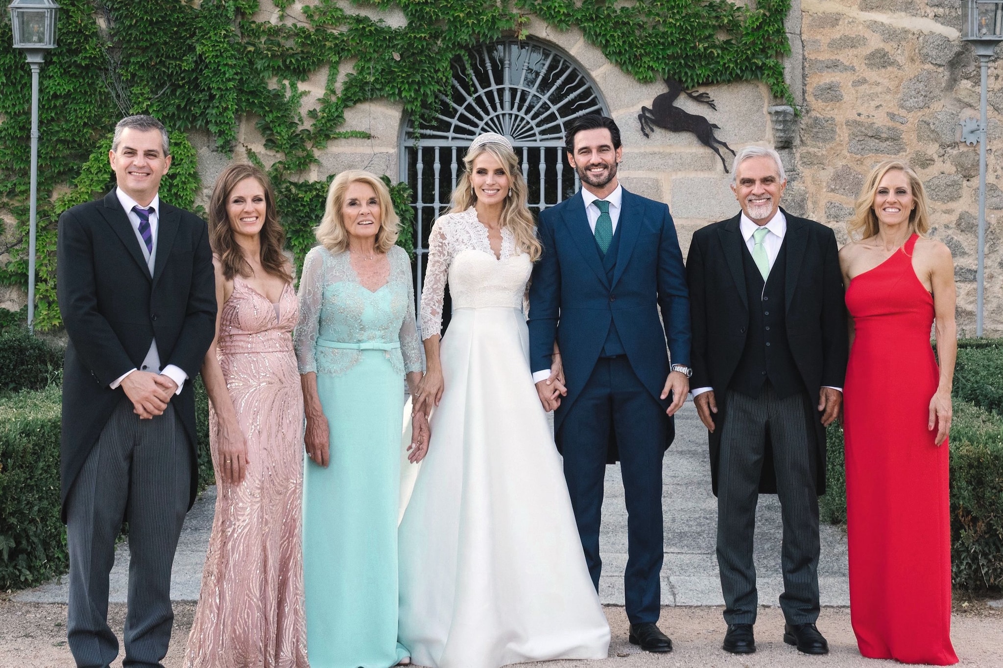 ENTRAMOS EN LA BODA DE ANGIE RIGUEIRO Y NACHO CERRILLO UNA CEREMONIA MÁGICA Y UN ESCENARIO DE PELÍCULA
