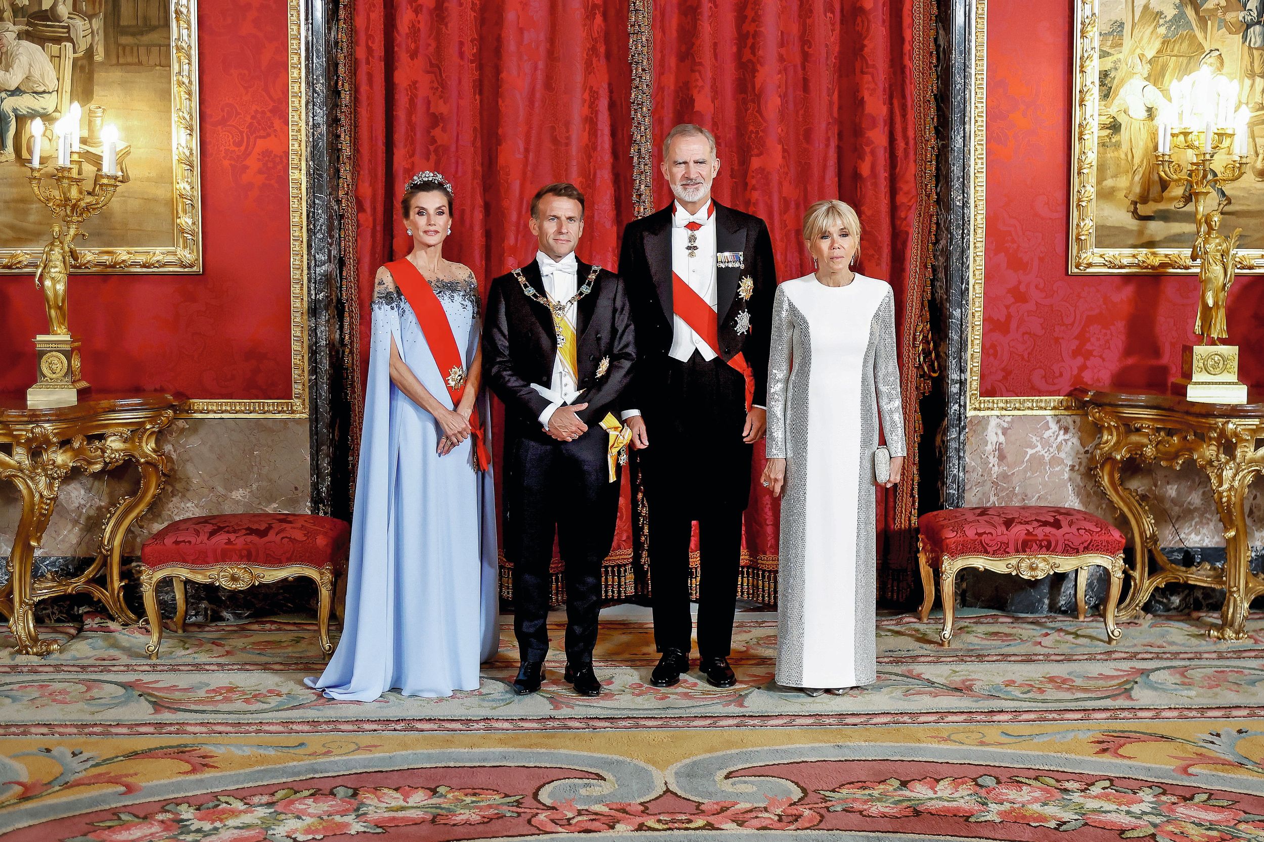 Macron, de 48 años, llevó por primera vez el collar de la Orden de Isabel la Católica que le concedió Felipe VI, y su esposa, Brigitte, de 73, utilizó una de sus firmas favoritas, Louis Vuitton, con su vestido blanco con paneles en plata