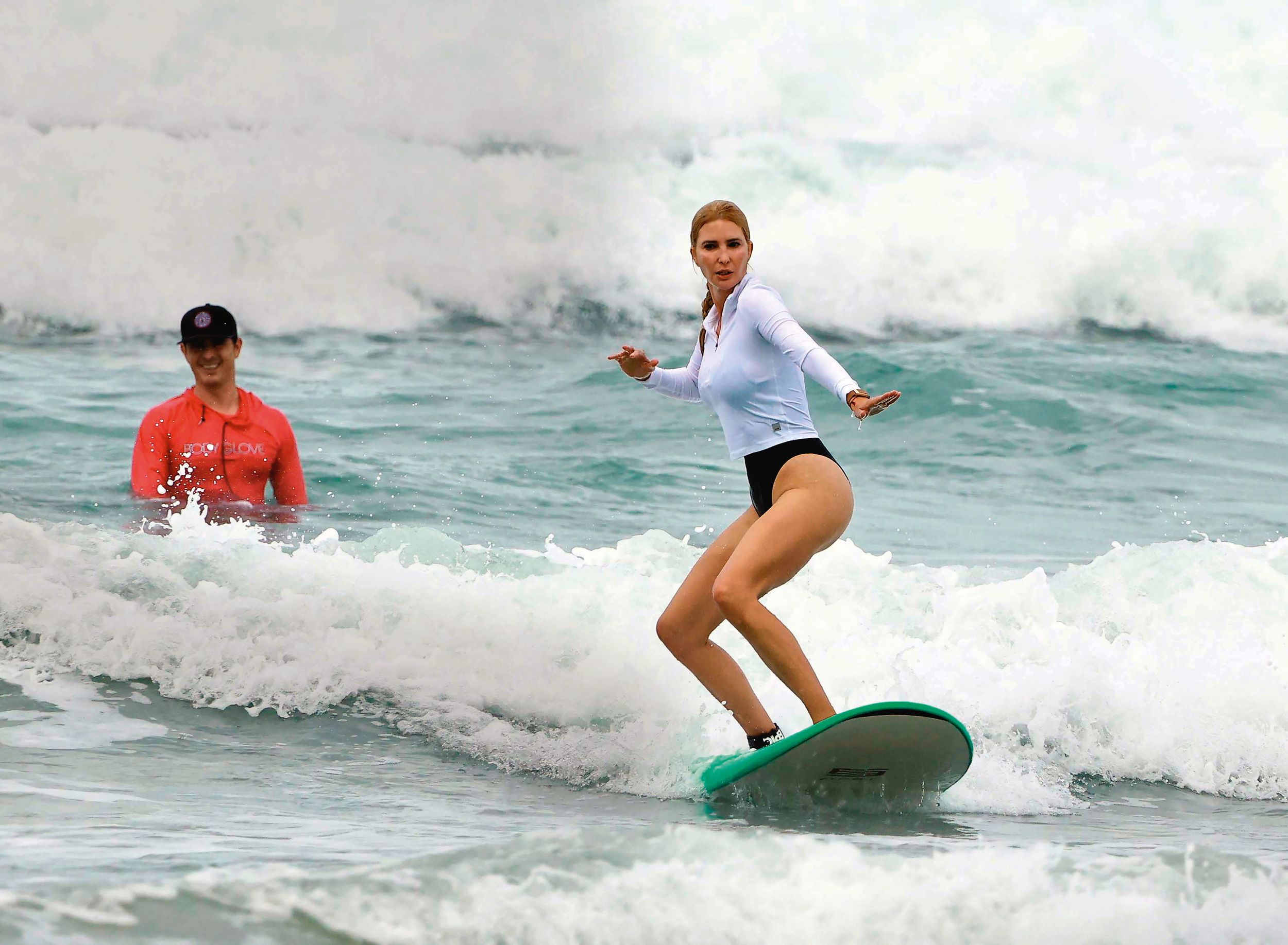 El surf no es una afición nueva para la exasesora de la Casa Blanca