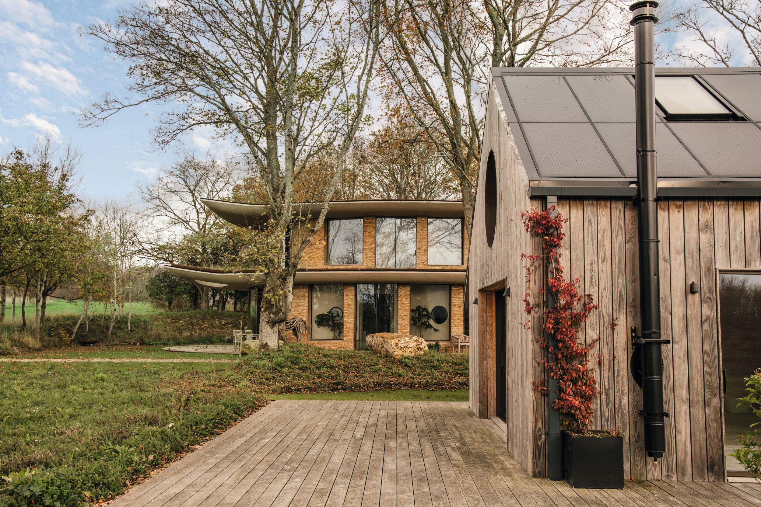 EL RECONOCIDO ARQUITECTO BRITÁNICO ALEX MICHAELIS Y SU MUJER, SUSANNA PARRY NOS ABREN LAS PUERTAS DE SU FABULOSA “CASA DE LA HOJA” EN LOS COtsWOLDS (INGLATERRA)