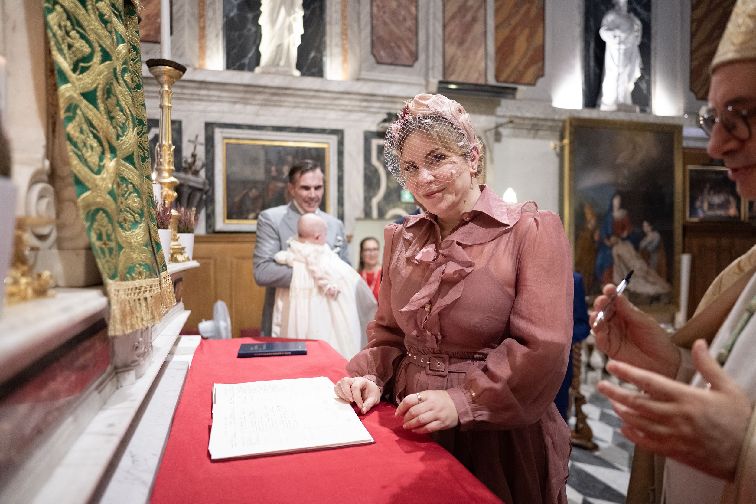 Candy Kern, firmando en el bautizo de la princesa Élisabeth de Orleans
