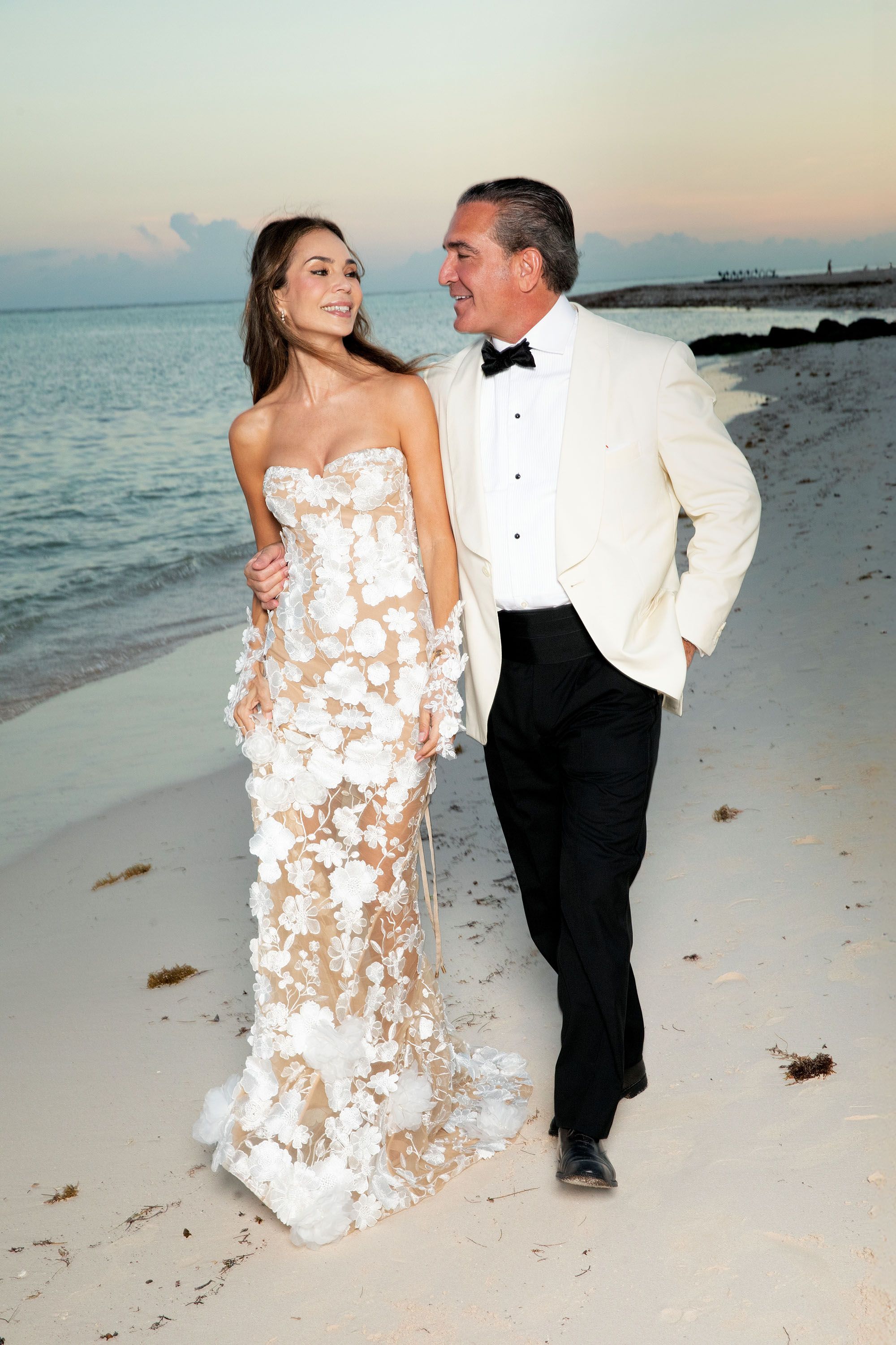 Gigi Sarasola y Sara Zaldívar, muy emocionados, tras su boda, en la playa