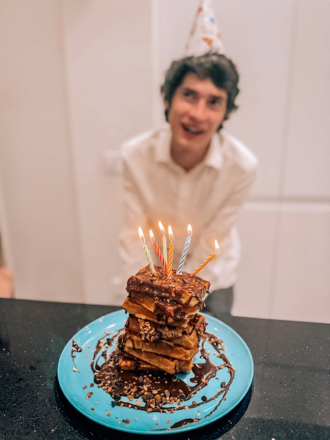 Aimar, hijo de Verdeliss, a punto de soplar su tarta de cumpleaños