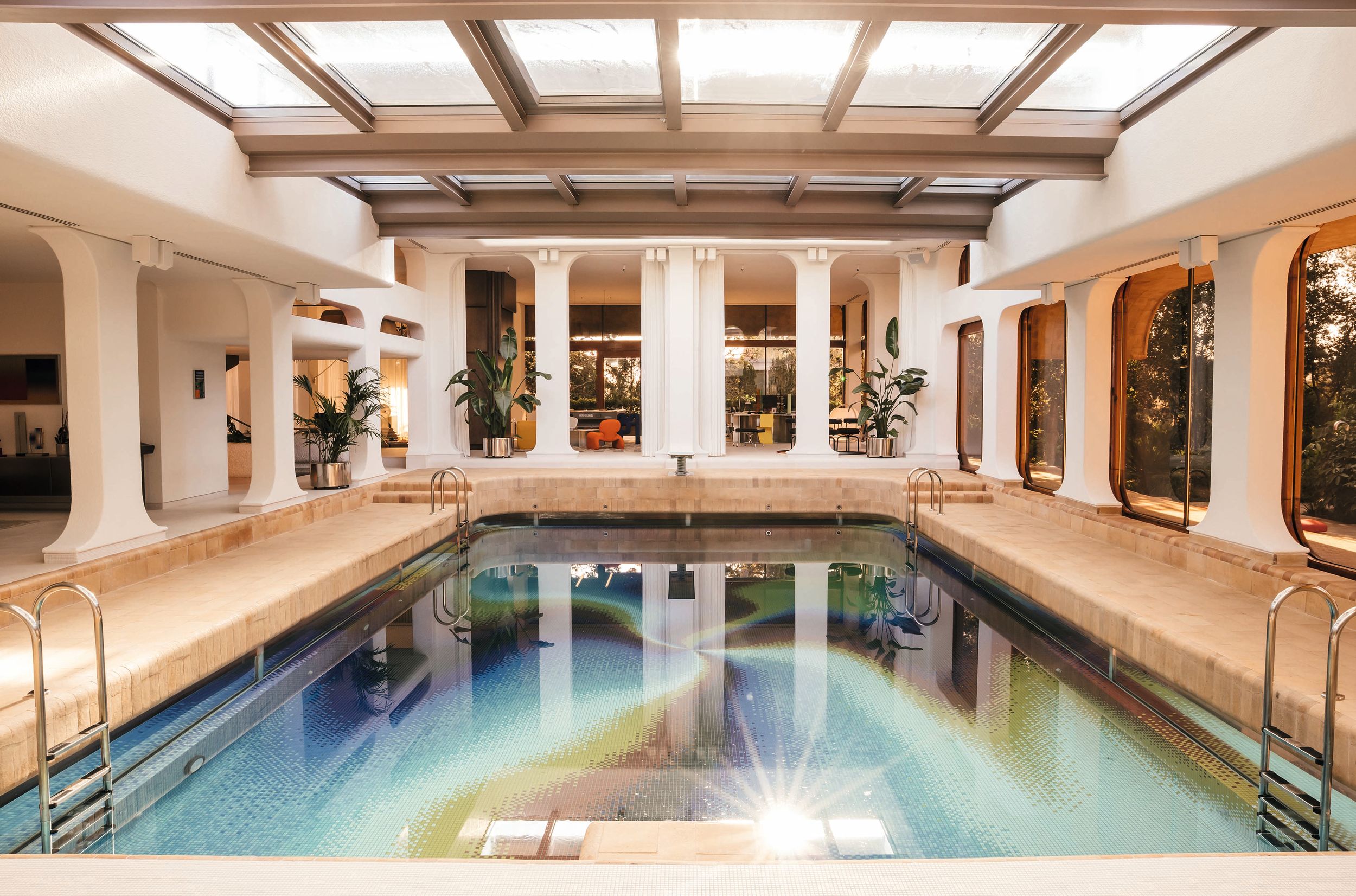 El espacio también cuenta con una piscina cubierta, de estética "pixel / digital", que permite que la luz natural se refleje directamente en el agua y que diseñó el propio artista