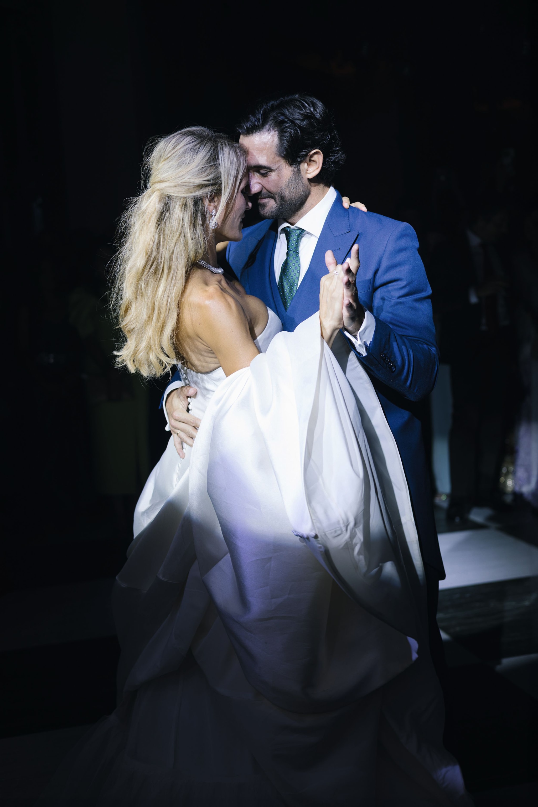 ENTRAMOS EN LA BODA DE ANGIE RIGUEIRO Y NACHO CERRILLO UNA CEREMONIA MÁGICA Y UN ESCENARIO DE PELÍCULA