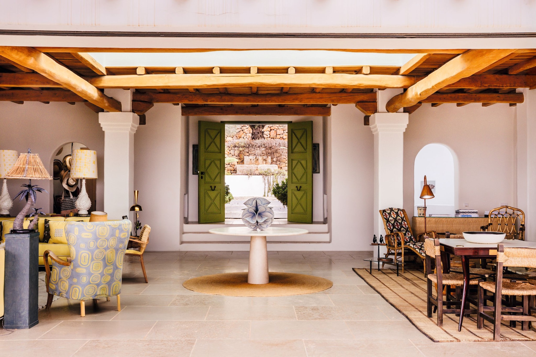 EMMA ROIG  NOS RECIBE EN SU REFUGIO DE IBIZA, UNA IMPRESIONANTE VILLA EN EL CORAZÓN DE LA ISLA