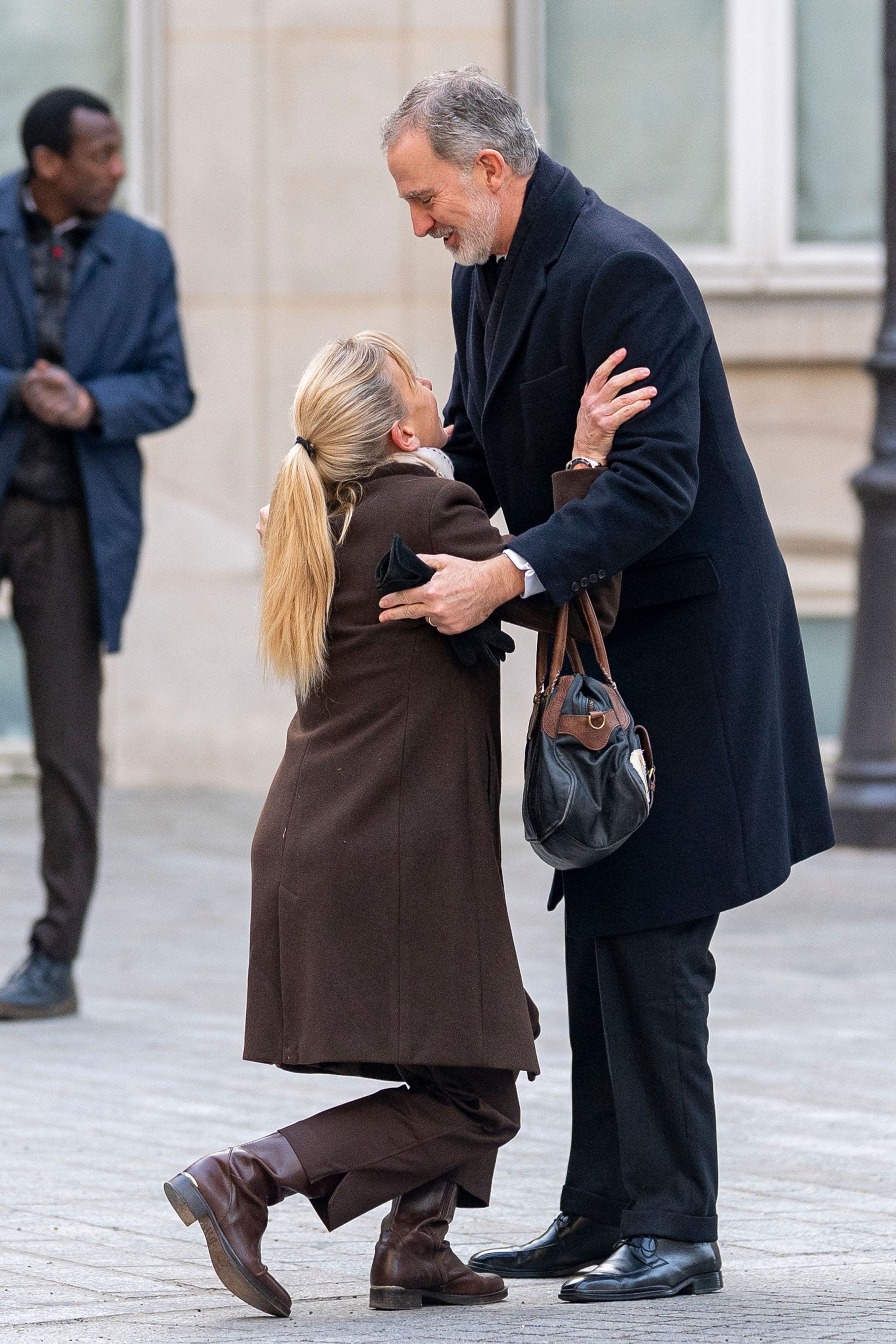 Fabiola Fradin, hija de Tatiana, hace una reverencia al rey Felipe