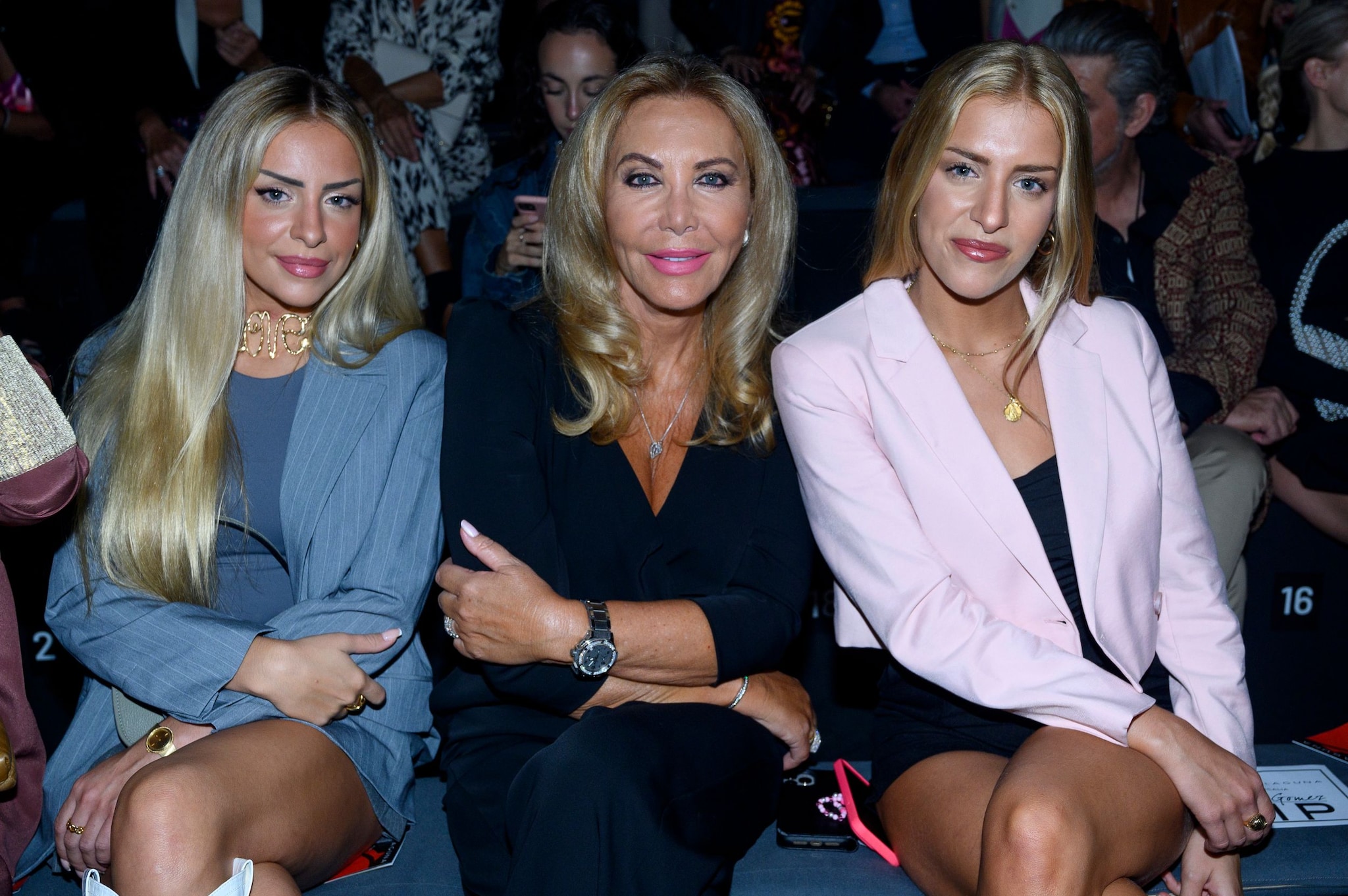 Norma Duval en el front row del desfile de Hannibal Laguna con sus sobrinas, Andrea y Paula