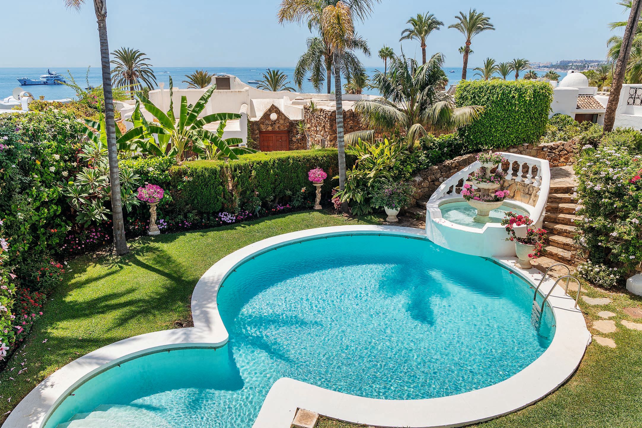 En la planta inferior de la fabulosa vivienda se encuentran, además de los dormitorios, el jardín y la piscina ovalada.