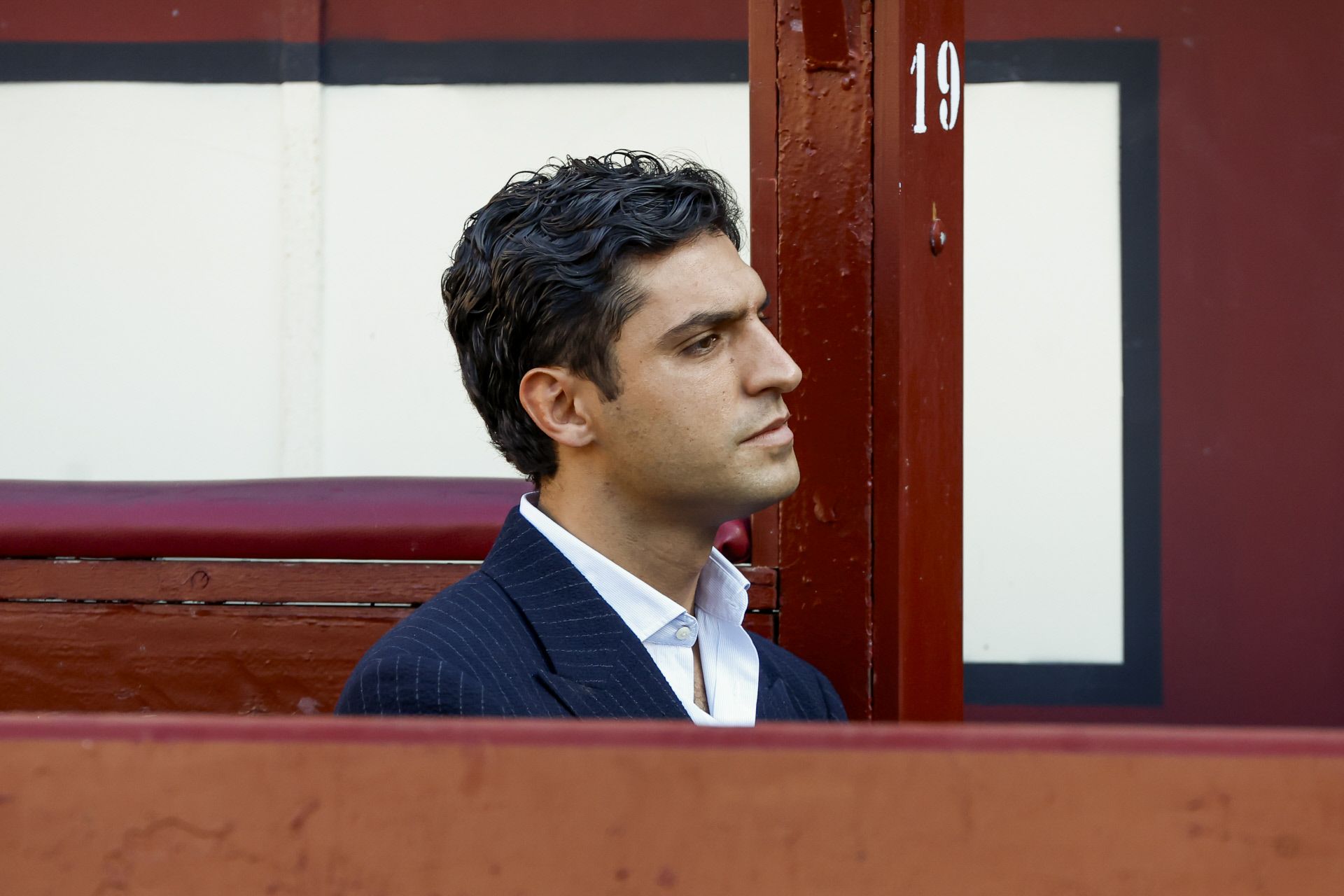 Tomás viendo torear a su amigo Andrés Roca Rey